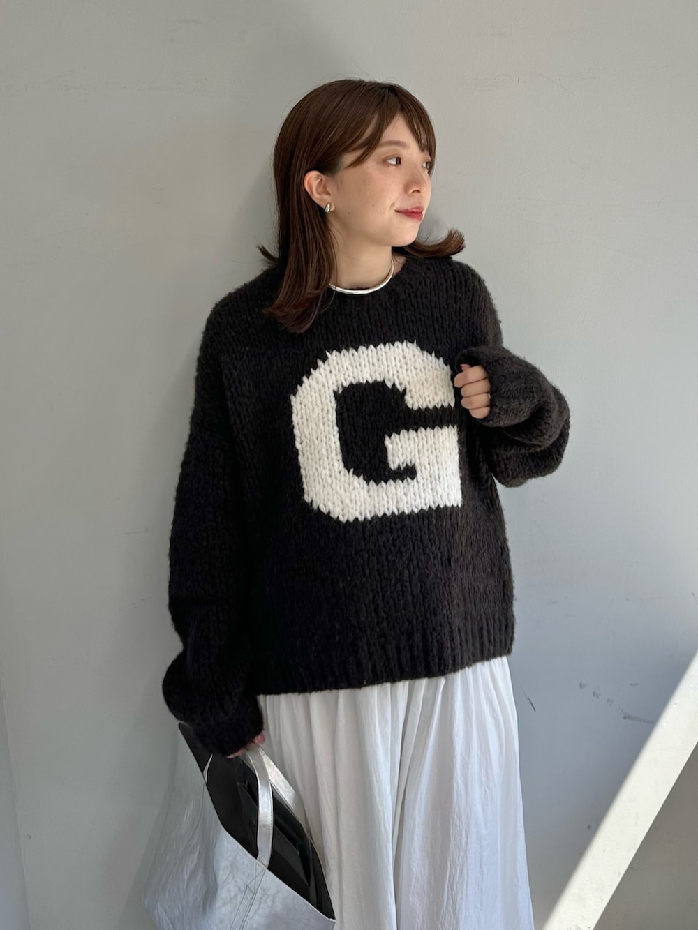 「秋服準備はじめました、シンプルコーデ、お出かけコーデ、ロングスカート、秋コーデ、秋冬コーデ、ブラウンコーデ、フレアスカート、ブーツ、ニット、ウィムガゼット、whimgazette」｜「Whim GazetteのGハンドニットプルオーバー（ニット/セーター、ブラウン系）」を使った、髙橋さん（レディース・158cm）の秋コーディネートの5枚目の写真