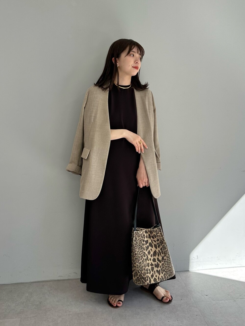 「ジャケット、春コーデ、春めき満開コーデ、休日スタイル、オトナ女子、ラクチンコーデ、お出かけコーデ、リラックススタイル、ママファッション、ベージュ、ワンピース、ウィムガゼット、whimgazette、ワントーンコーデ、ノーカラージャケット」｜「Whim Gazetteのジュートライクノーカラージャケット（ノーカラージャケット、ベージュ系）」を使った、髙橋さん（骨格ストレート・レディース・158cm）の春コーディネートの3枚目の写真