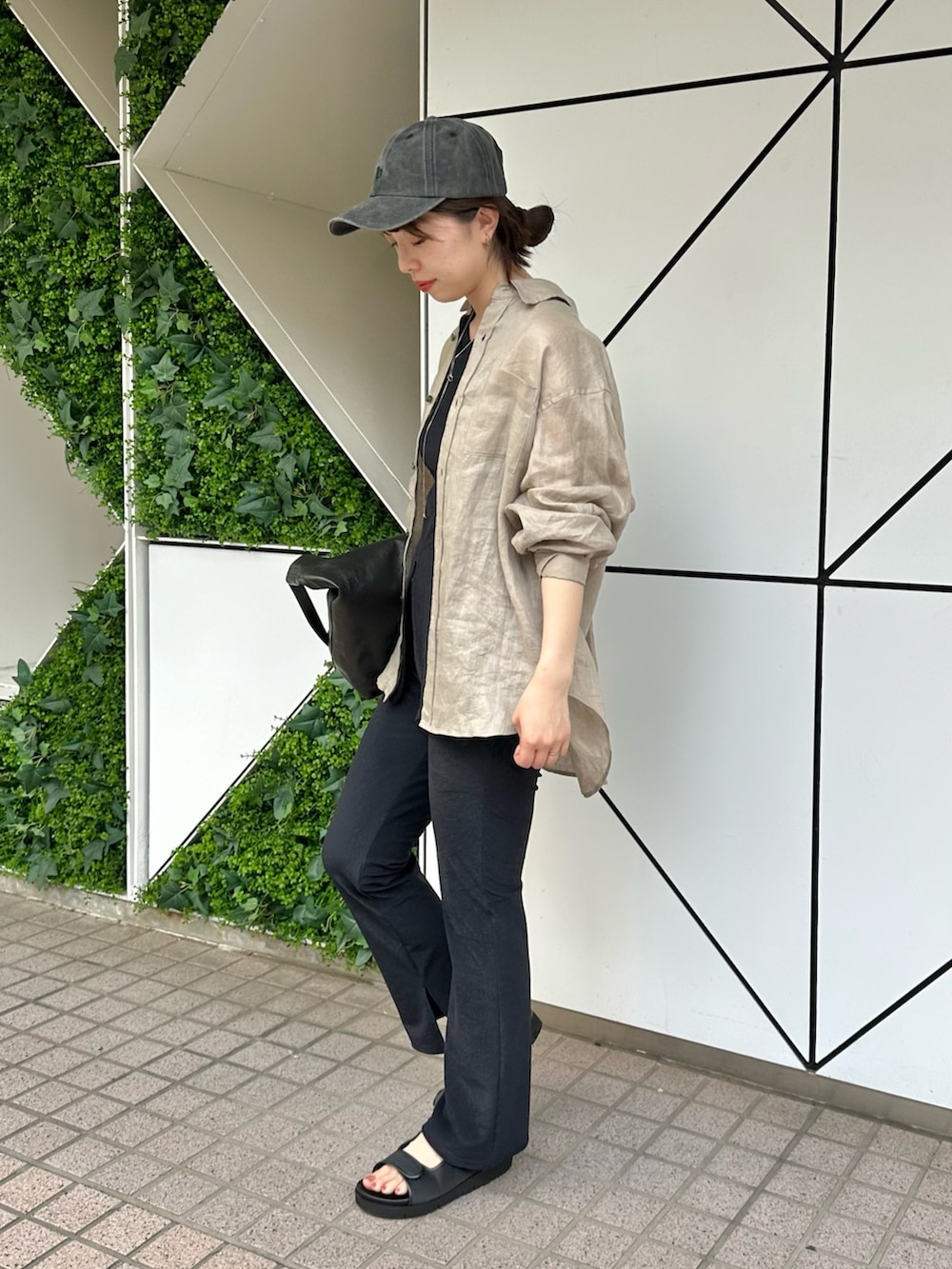 「休日スタイル、お出かけコーデ、大人カジュアル、アウトドアスタイル、カジュアルスタイル、おでかけコーデ、ウィムガゼット、whimgazette、リネン、スイムウェア、水着、オトナカジュアル、30代コーデ、ママコーデ」|「Whim Gazetteの<水着>パイルスリットパンツ(水着、ブラック系)」を使った、髙橋さん(レディース・158cm)の春コーディネートの2枚目の写真