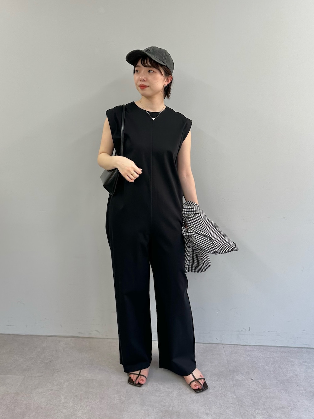 「カジュアルスタイル、おでかけコーデ、ラクチンコーデ、春夏コーデ、オトナ女子、大人ガーリー、ウィムガゼット、whimgazette、ジャンプスーツ、オールインワン、ジャケットスタイル、ジャケット、ギンガムチェック」|「Whim Gazetteの【Hoaw.】Heartネックレス(ネックレス、シルバー系)」を使った、髙橋さん(骨格ストレート・レディース・158cm)の春コーディネートの4枚目の写真