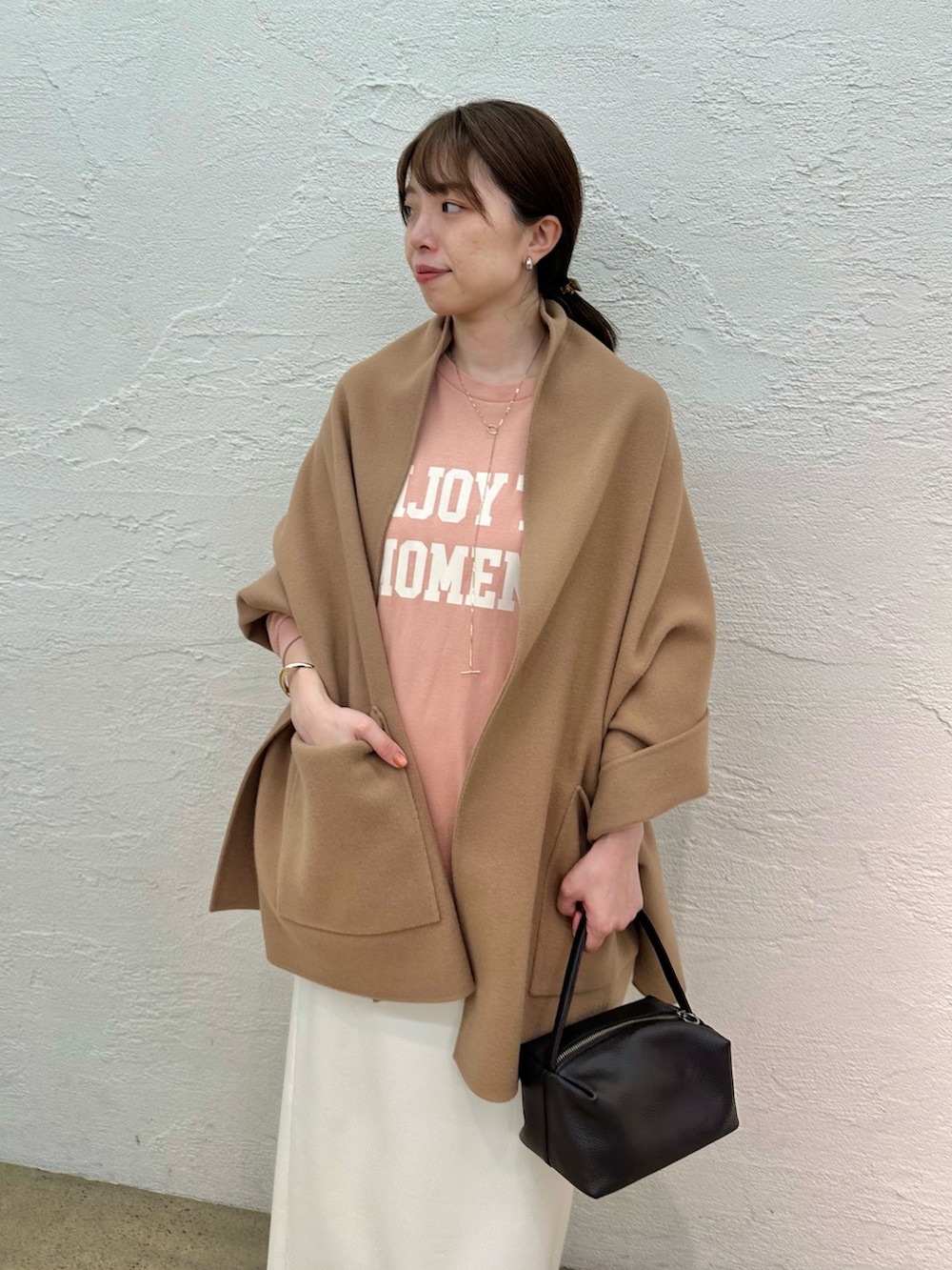 「ロゴT、シンプルコーデ、きれいめカジュアル、お出かけコーデ、30代コーデ、ケープ、ロンT、タイトスカート、秋コーデ、whimgazette、ウィムガゼット、ピンク」|「Whim GazetteのフロッキープリントロングTシャツ(Tシャツ/カットソー、ピンク系)」を使った、髙橋さん(レディース・158cm)の夏コーディネートの5枚目の写真