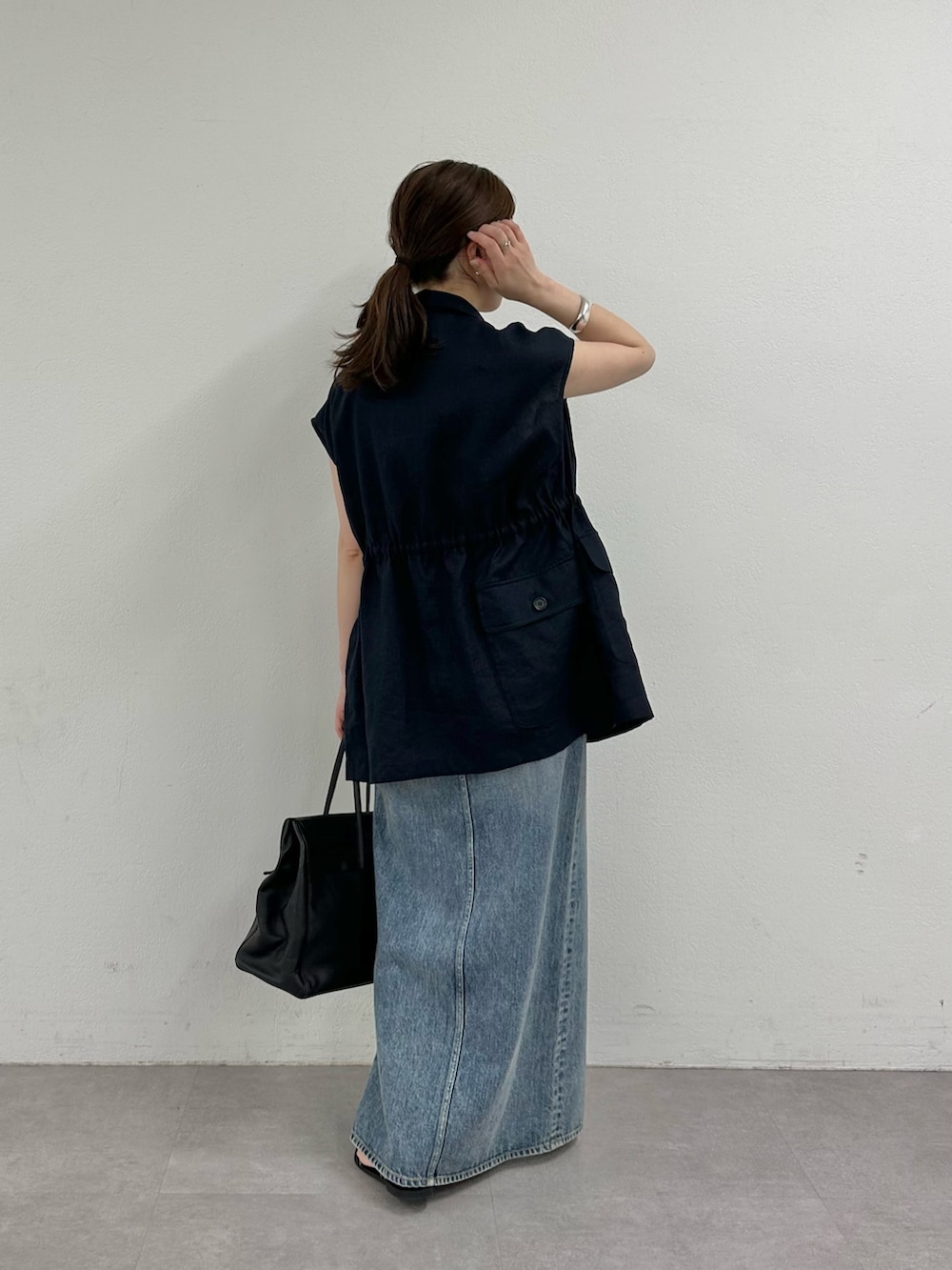 「大人カジュアル、モノトーン、春夏コーデ、シンプルコーデ、きれいめカジュアル、休日スタイル、デニム、大人女子、夏ファッション、カジュアルコーデ、ウィムガゼット、whimgazette、デニムスカート、ジレ、30代コーデ」|「Whim Gazetteのサテンキャミソール(キャミソール、ブラック系)」を使った、髙橋さん(レディース・158cm)の春コーディネートの3枚目の写真