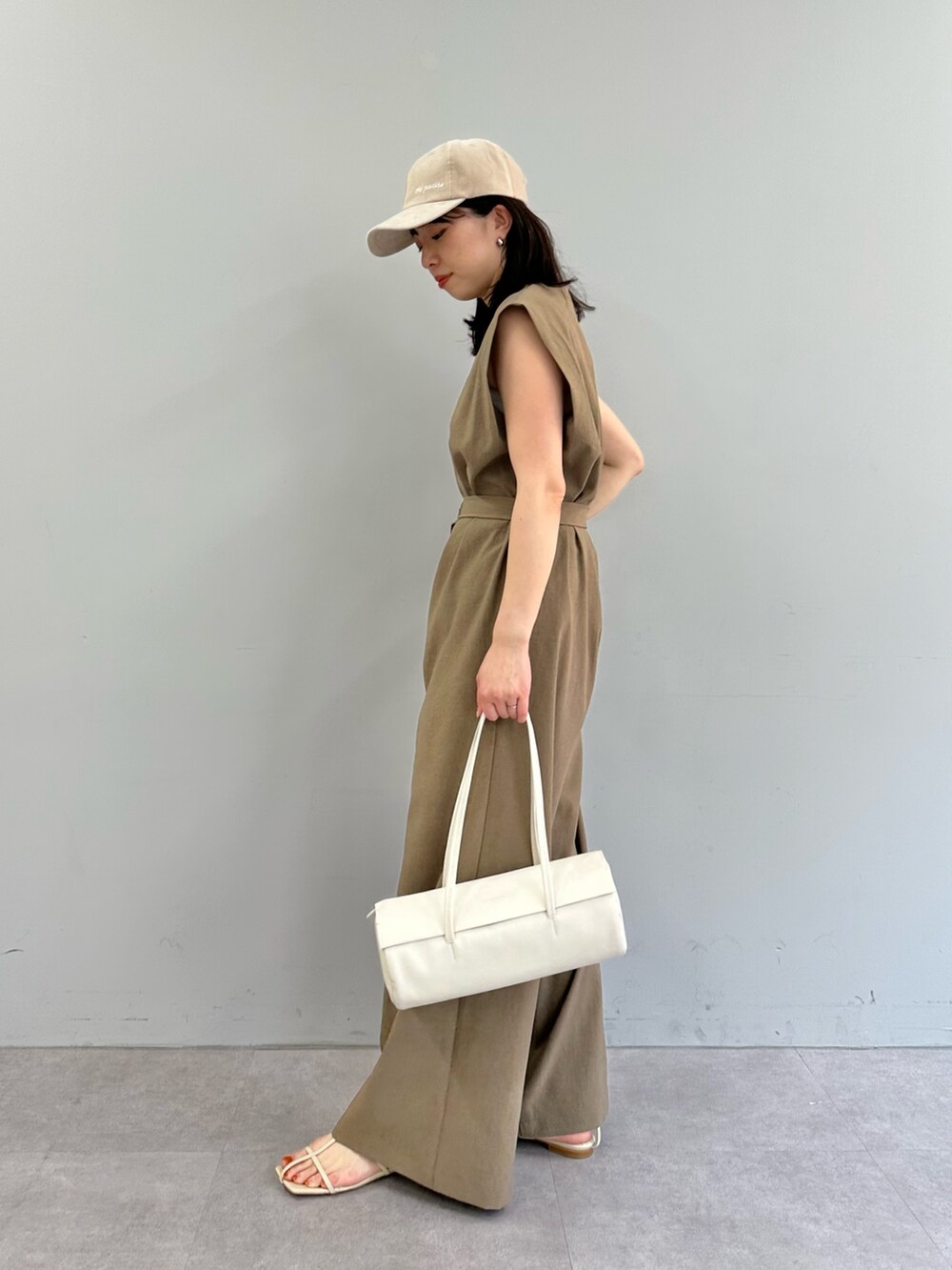 「春コーデ、お出かけコーデ、休日スタイル、パンツコーデ、大人可愛い、ゆるコーデ、ラクチンコーデ、大人女子、リラックススタイル、30代ファッション、30代コーデ、ウィムガゼット、whimgazette、オールインワン、ジャンプスーツ」|「THE PAUSEの【THE PAUSE】ドライタッチオールインワン(つなぎ/オールインワン、ブラウン系)」を使った、髙橋さん(骨格ストレート・レディース・158cm)の春コーディネートの2枚目の写真