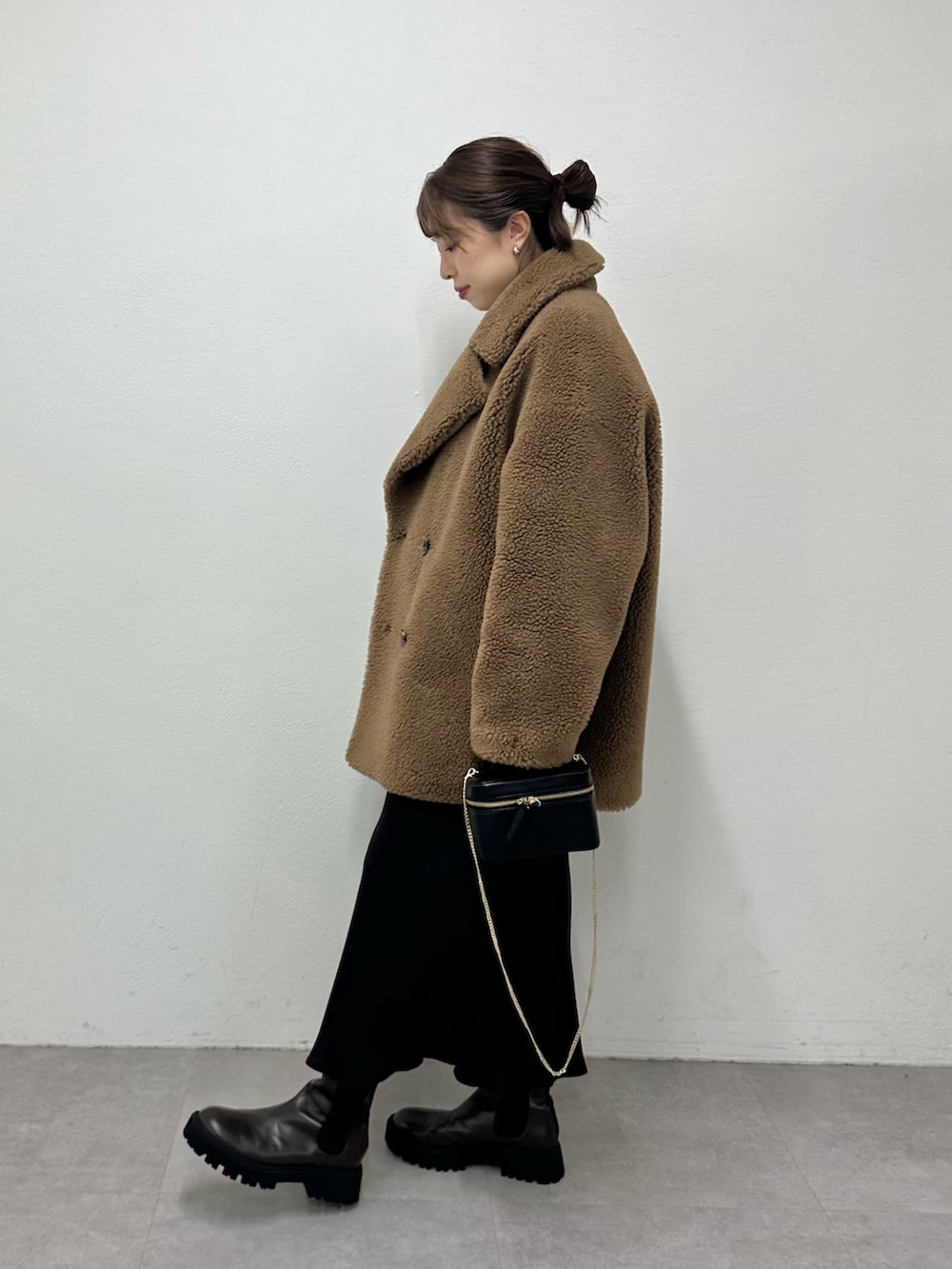 「ショルダーバッグ、ブラウン、秋服準備はじめました、きれいめカジュアル、お出かけコーデ、マーメイドスカート、ロンT、30代コーデ、ウィムガゼット、whimgazette、ボア、ボアコート、ロゴ、オトナカジュアル、冬コーデ」|「THE PAUSEの【THE PAUSE】パールドットネックレス(ネックレス、ゴールド系)」を使った、髙橋さん(レディース・158cm)の秋コーディネートの2枚目の写真