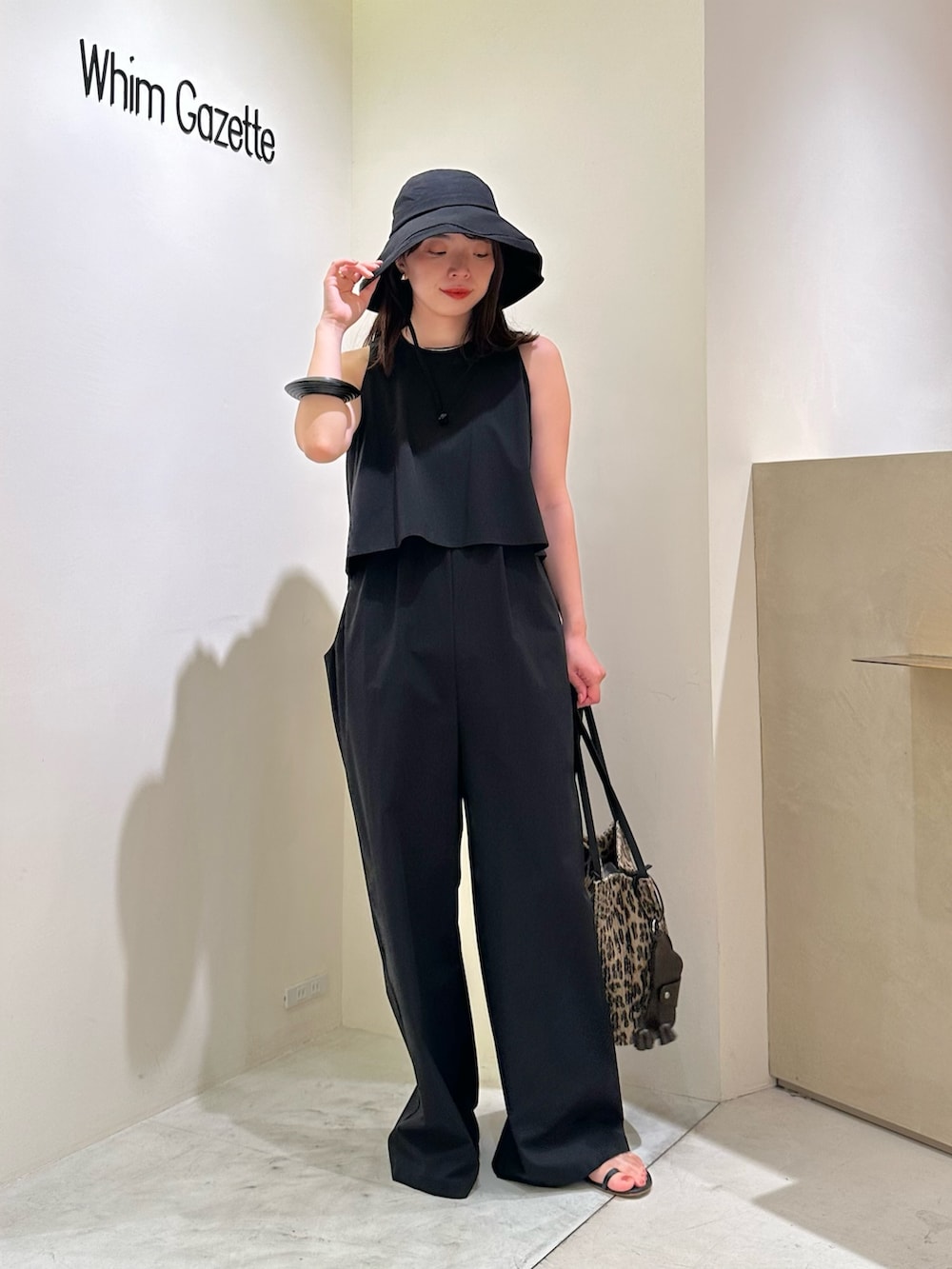 「大人カジュアル、お出かけコーデ、アウトドアスタイル、春夏コーデ、シンプルコーデ、きれいめカジュアル、休日スタイル、おでかけコーデ、夏コーデ、30代コーデ、ママファッション、ウィムガゼット、whimgazette、ブラック、オールインワン」|「THE PAUSEの【THE PAUSE】ブリムハット(ハット、ブラック系)」を使った、髙橋さん(レディース・158cm)の春コーディネートの6枚目の写真