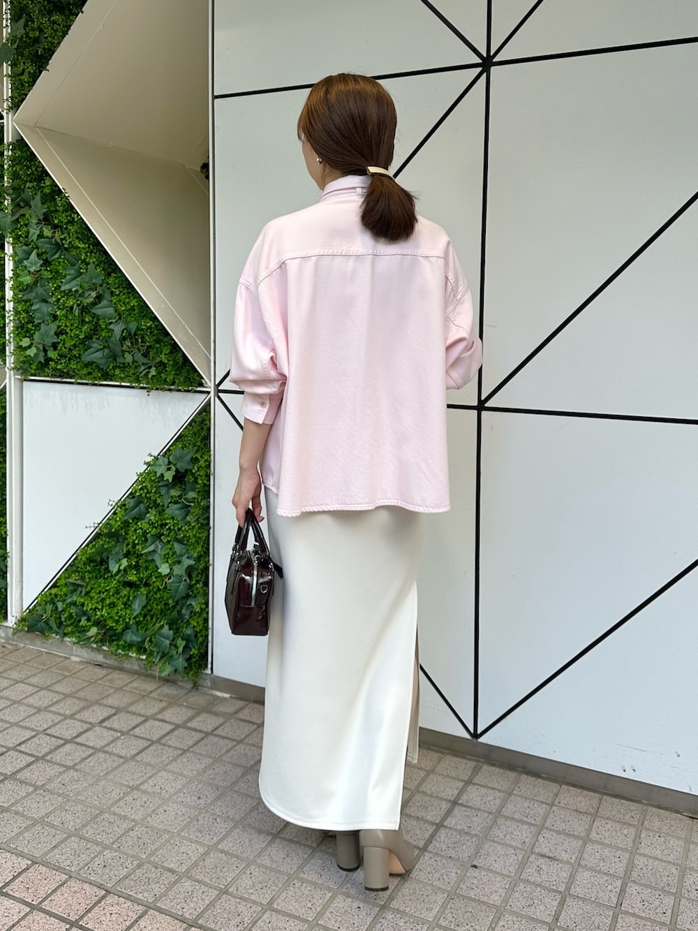 「デニム、カラーコーデ、きれいめカジュアル、シンプルコーデ、お出かけコーデ、おでかけコーデ、ママファッション、休日スタイル、30代コーデ、ボウタイ、タイトスカート、オトナカジュアル、秋コーデ、骨格ストレート、ウィムガゼット」|「Whim Gazetteのデニムボウタイシャツ(シャツ/ブラウス、ピンク系)」を使った、髙橋さん(レディース・158cm)の夏コーディネートの3枚目の写真