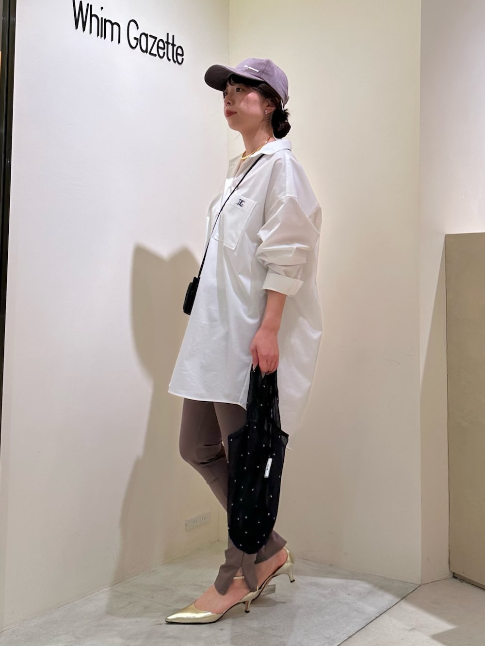 ホワイト系のシャツ/ブラウス、ブラウン系のその他パンツ、ゴールド系のパンプスを着用したレディースの春コーディネートの2枚目の写真