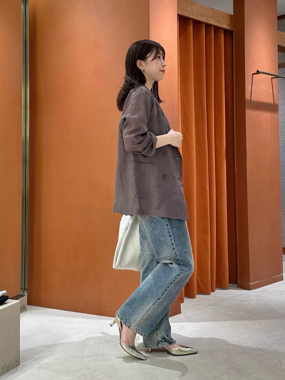 「春めき満開コーデ、春色、休日スタイル、お出かけコーデ、大人カジュアル、シンプルスタイル、ママファッション、キレイめ、ベージュ、おでかけコーデ、シアー、オールインワン、デニムコーデ、ジャケット、ジャケットスタイル」｜「Whim Gazetteのラミーダブルジャケット（テーラードジャケット、グレー系）」を使った、髙橋さん（骨格ストレート・レディース・158cm）の春コーディネートの2枚目の写真