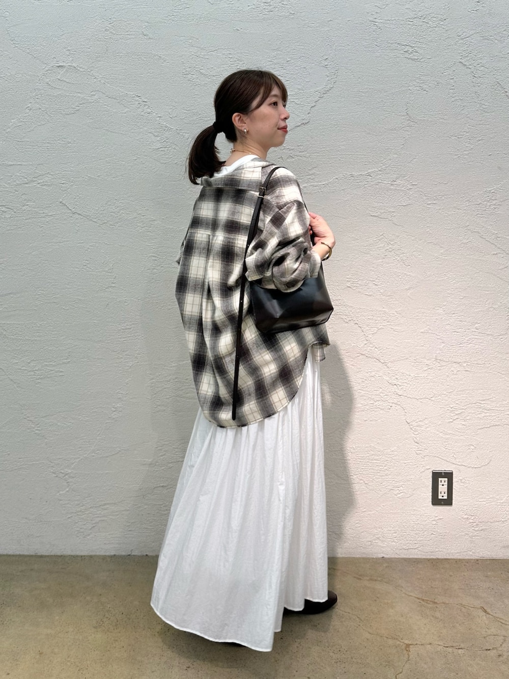 「ノースリーブ、お出かけコーデ、ロングスカート、休日スタイル、きれいめカジュアル、オトナカジュアル、秋服準備はじめました、シャツスタイル、シンプルスタイル、ローファー、チェックシャツ、フレアスカート、ウィムガゼット、whimgazette、ママコーデ」｜「Whim Gazetteのシャギーチェックシャツ（シャツ/ブラウス、ベージュ系）」を使った、髙橋さん（レディース・158cm）の夏コーディネートの3枚目の写真