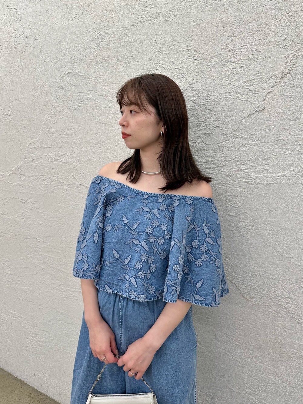 「春コーデ、オトナ女子、おでかけコーデ、大人可愛い、春カラー、きれいめカジュアル、カジュアルコーデ、ラクチンコーデ、オトナカジュアル、デニムコーデ、キレイめカジュアル、ウィムガゼット、whimgazette、ジャンプスーツ、オールインワン」｜「Whim Gazetteのエンブロイダリージャンプスーツ（つなぎ/オールインワン、ブルー系）」を使った、髙橋さん（骨格ストレート・レディース・158cm）の春コーディネートの5枚目の写真