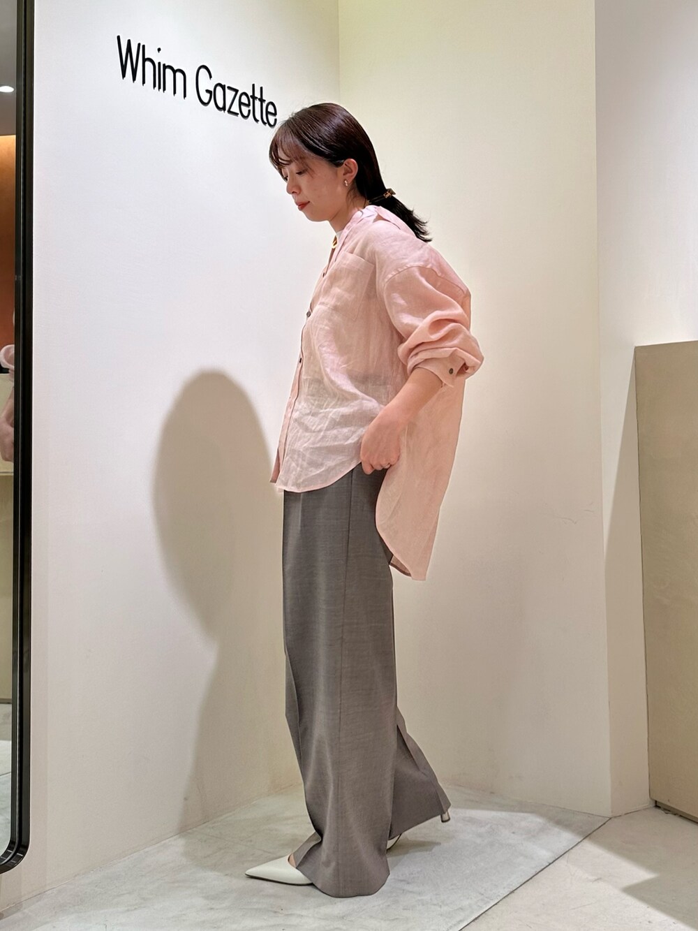 「大人カジュアル、休日スタイル、お出かけコーデ、シアートップス、春夏コーデ、シンプルコーデ、春ファッション、カジュアルスタイル、リネン、ピンク、whimgazette、ウィムガゼット、ワイドパンツ」|「Whim Gazetteのリネンキャンバスシャツ(シャツ/ブラウス、ピンク系)」を使った、髙橋さん(レディース・158cm)の春コーディネートの2枚目の写真