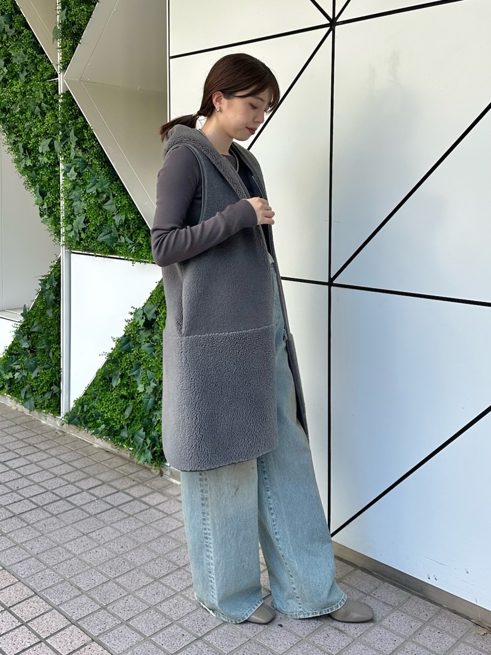 「デニム、シンプルコーデ、きれいめカジュアル、お出かけコーデ、休日スタイル、おでかけコーデ、30代コーデ、秋コーデ、ウィムガゼット、whimgazette、ボア、ジレ、オフショル、デニムパンツ、グレー」｜「THE PAUSEの【THE PAUSE】オフショルニットプルオーバー（ニット/セーター、グレー系）」を使った、髙橋さん（レディース・158cm）の夏コーディネートの4枚目の写真