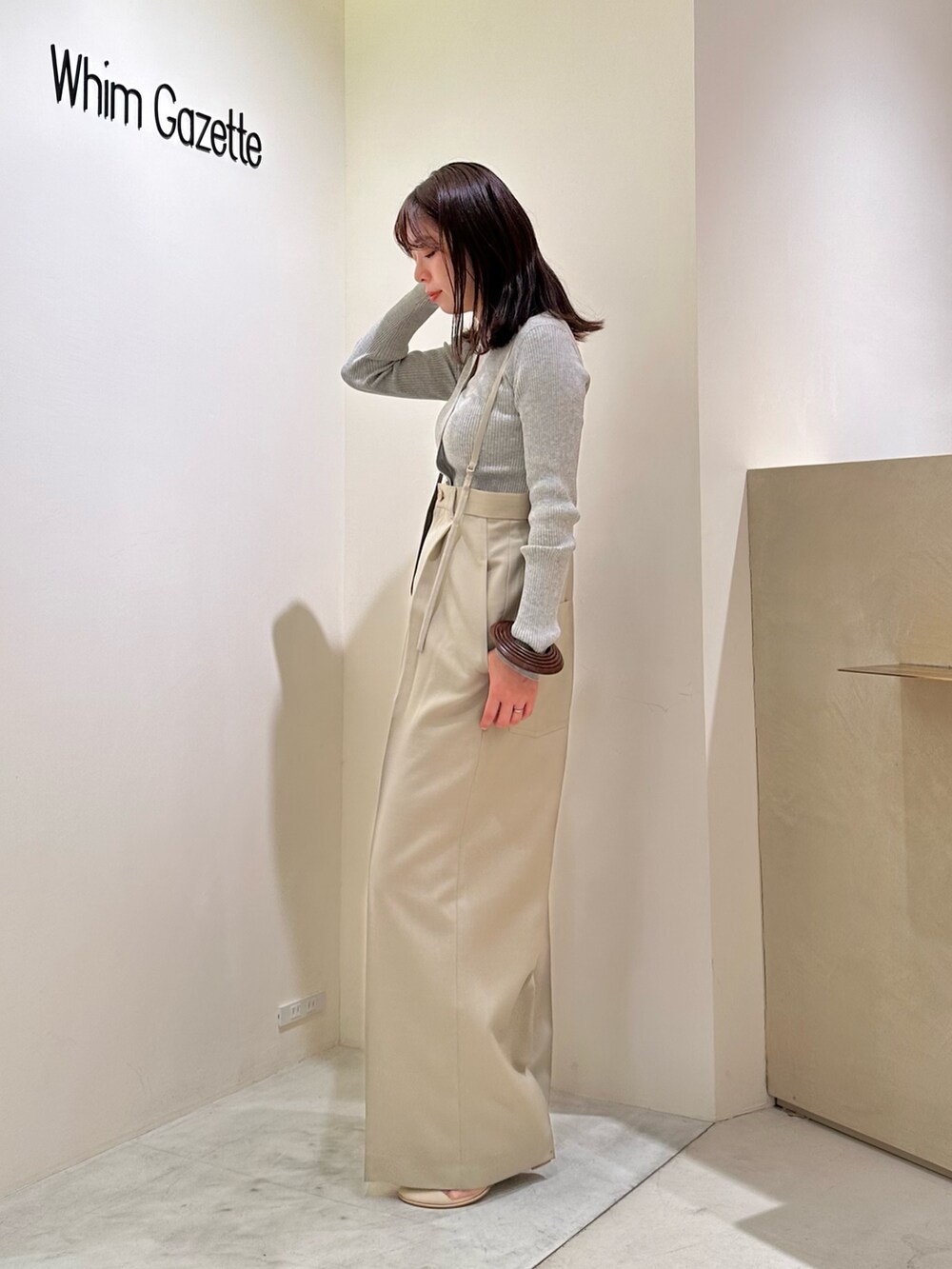 「ウィムガゼット、whimgazette、ワントーンコーデ、春服、春カラー、大人女子、おでかけコーデ、きれいめコーディネート、春ニット、骨格ストレート、30代コーデ、サスペンダー、リブニット、カーディガン、ミュール」｜「Whim GazetteのコットンシルクVネックカーディガン（カーディガン/ボレロ、グレー系）」を使った、髙橋さん（骨格ストレート・レディース・158cm）の春コーディネートの2枚目の写真