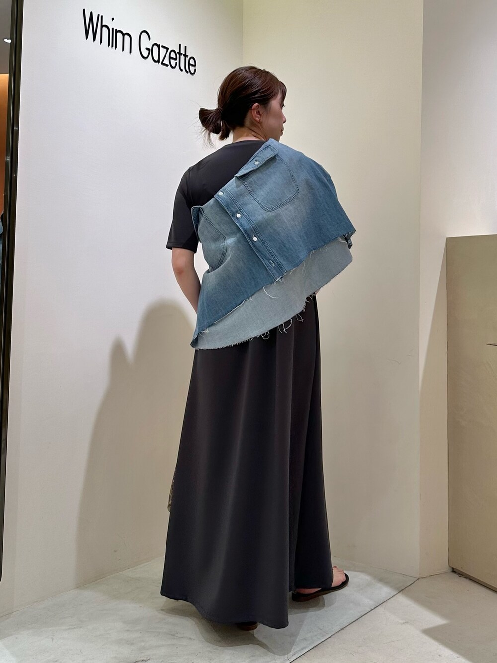 「大人カジュアル、春夏コーデ、シンプルコーデ、ワンピース、きれいめカジュアル、休日スタイル、おでかけコーデ、オトナカジュアル、夏コーデ、ワンピーススタイル、カジュアルスタイル、デニム、デニムシャツ、ウィムガゼット、whimgazette」｜「Whim Gazetteのポンチフレアワンピース（ワンピース、グレー系）」を使った、髙橋さん（レディース・158cm）の春コーディネートの6枚目の写真