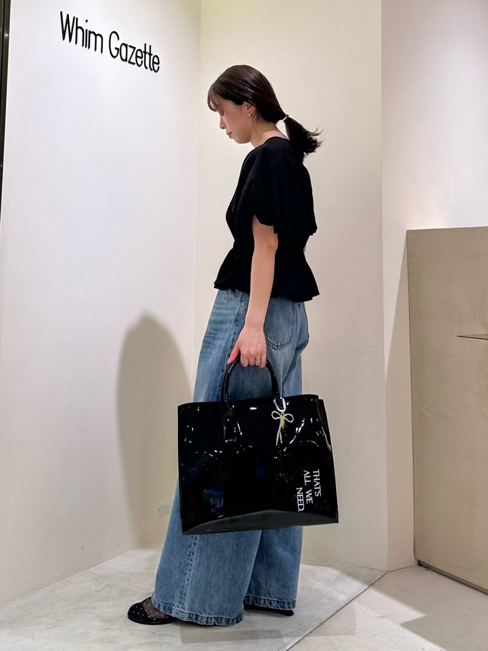 「春コーデ、春めき満開コーデ、春服コーデ、おでかけコーデ、大人ファッション、お花見コーデ、大人ガーリー、大人かわいい、ウィムガゼット、whimgazette、デニム、デニムパンツ、デニムコーデ、ブラウス、パフスリーブ」｜「THE PAUSEの【THE PAUSE】パフスリーブブラウス（シャツ/ブラウス、ブラック系）」を使った、髙橋さん（骨格ストレート・レディース・158cm）の春コーディネートの2枚目の写真