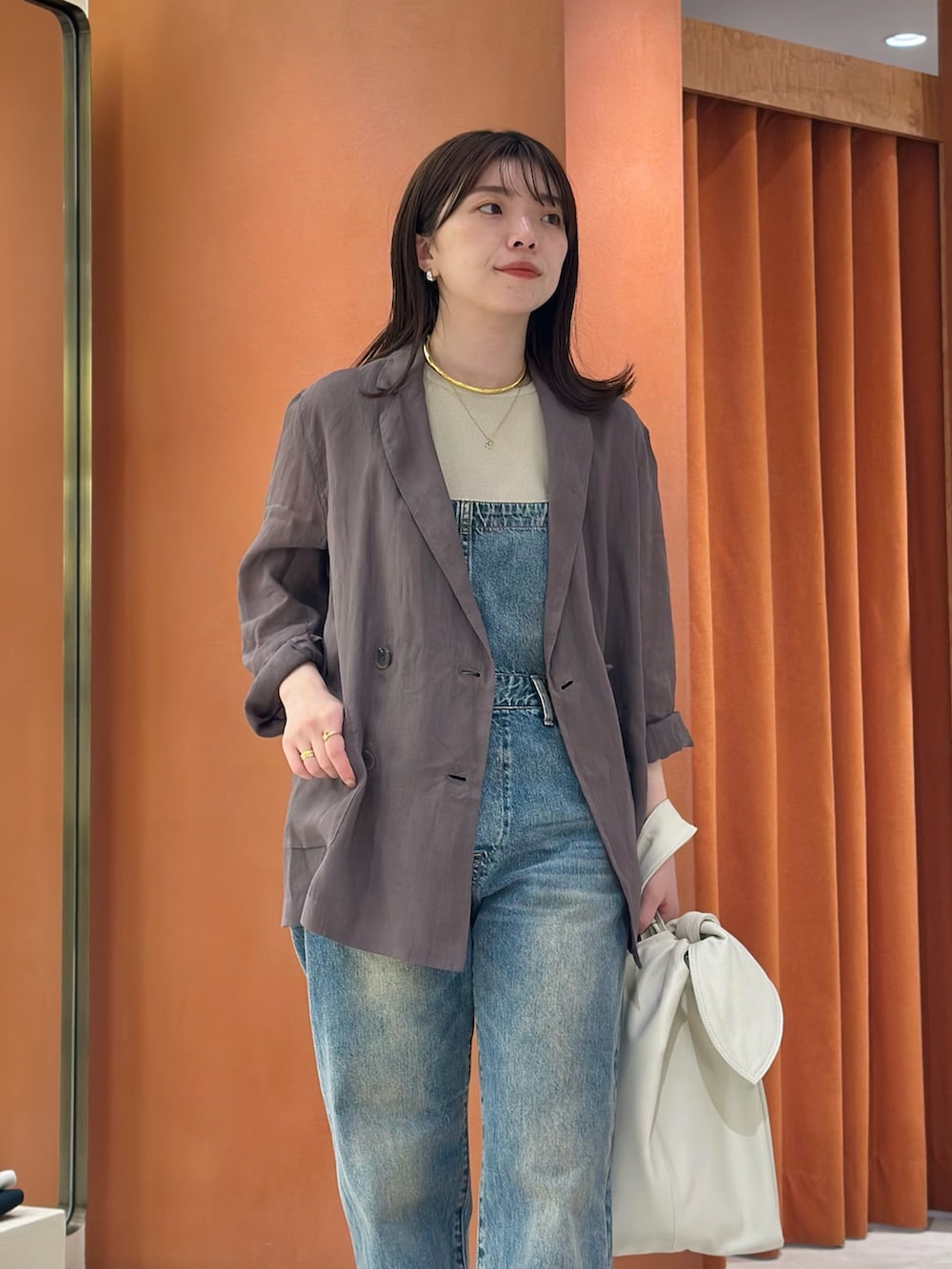 「春めき満開コーデ、春色、休日スタイル、お出かけコーデ、大人カジュアル、シンプルスタイル、ママファッション、キレイめ、ベージュ、おでかけコーデ、シアー、オールインワン、デニムコーデ、ジャケット、ジャケットスタイル」｜「Whim Gazetteのラミーダブルジャケット（テーラードジャケット、グレー系）」を使った、髙橋さん（骨格ストレート・レディース・158cm）の春コーディネートの5枚目の写真