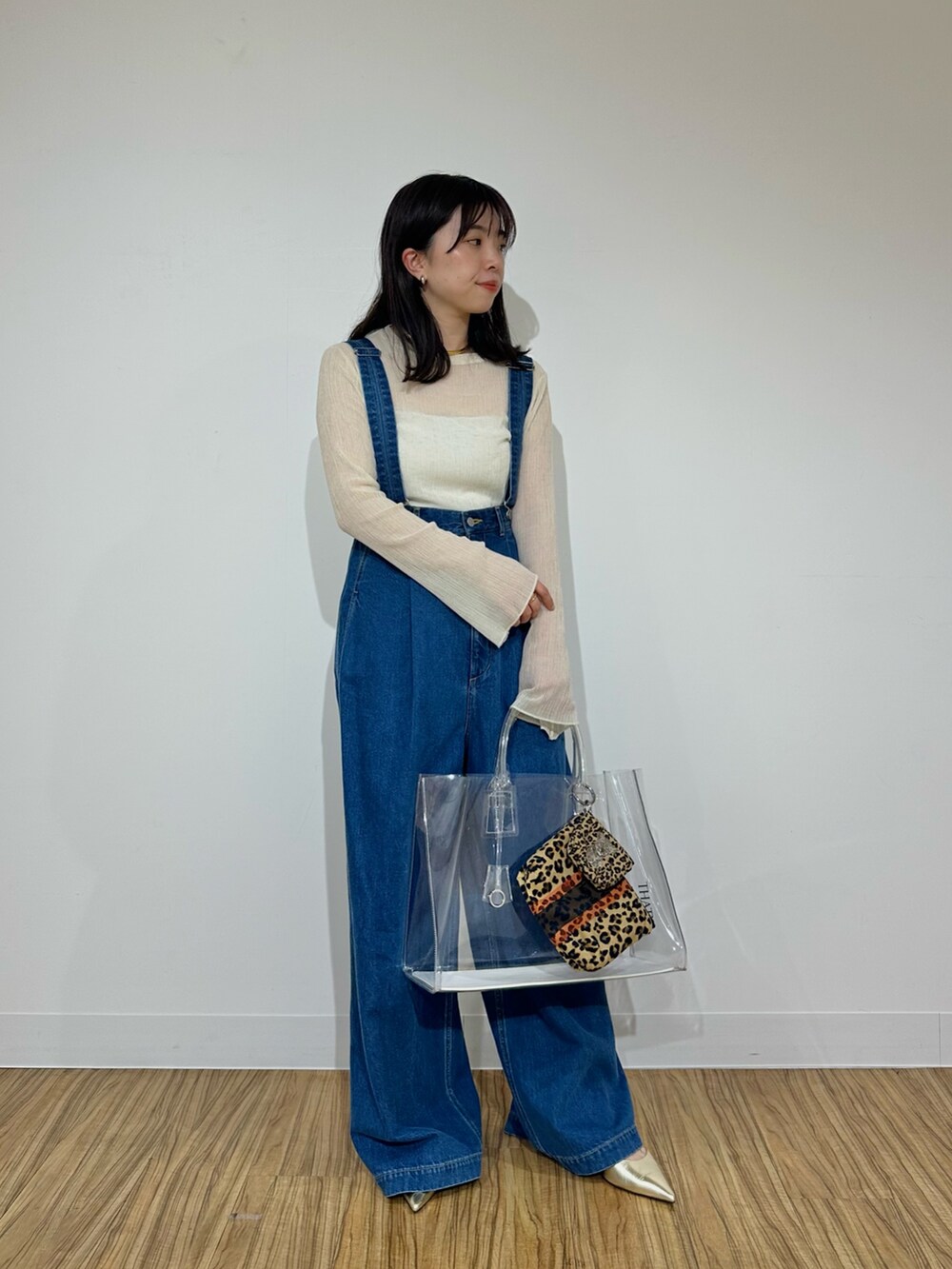 「サスペンダー、春色、デニム、大人ファッション、春先取り、大人可愛い、大人女子、ラクチンコーデ、ゆるシルエット、デニムコーデ、大人ガーリー、whimgazette、ウィムガゼット、シアートップス、ワイドデニム」｜「Whim Gazetteの【GEMINI】サスペンダーデニムパンツ（デニムパンツ、ブルー系）」を使った、髙橋さん（骨格ストレート・レディース・158cm）の冬コーディネートの4枚目の写真