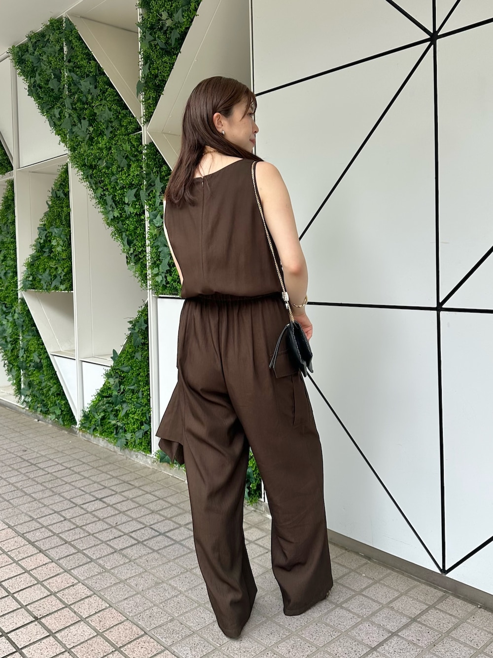 「お出かけコーデ、モノトーン、きれいめカジュアル、夏服コーデ、大人コーデ、キレイめカジュアル、オフィススタイル、ジャケット、オールインワン、セットアップ、レオパード、ウィムガゼット、whimgazette、オトナカジュアル、ブラウンコーデ」|「Whim Gazetteのオックスオールインワン(つなぎ/オールインワン、ブラウン系)」を使った、髙橋さん(レディース・158cm)の春コーディネートの5枚目の写真