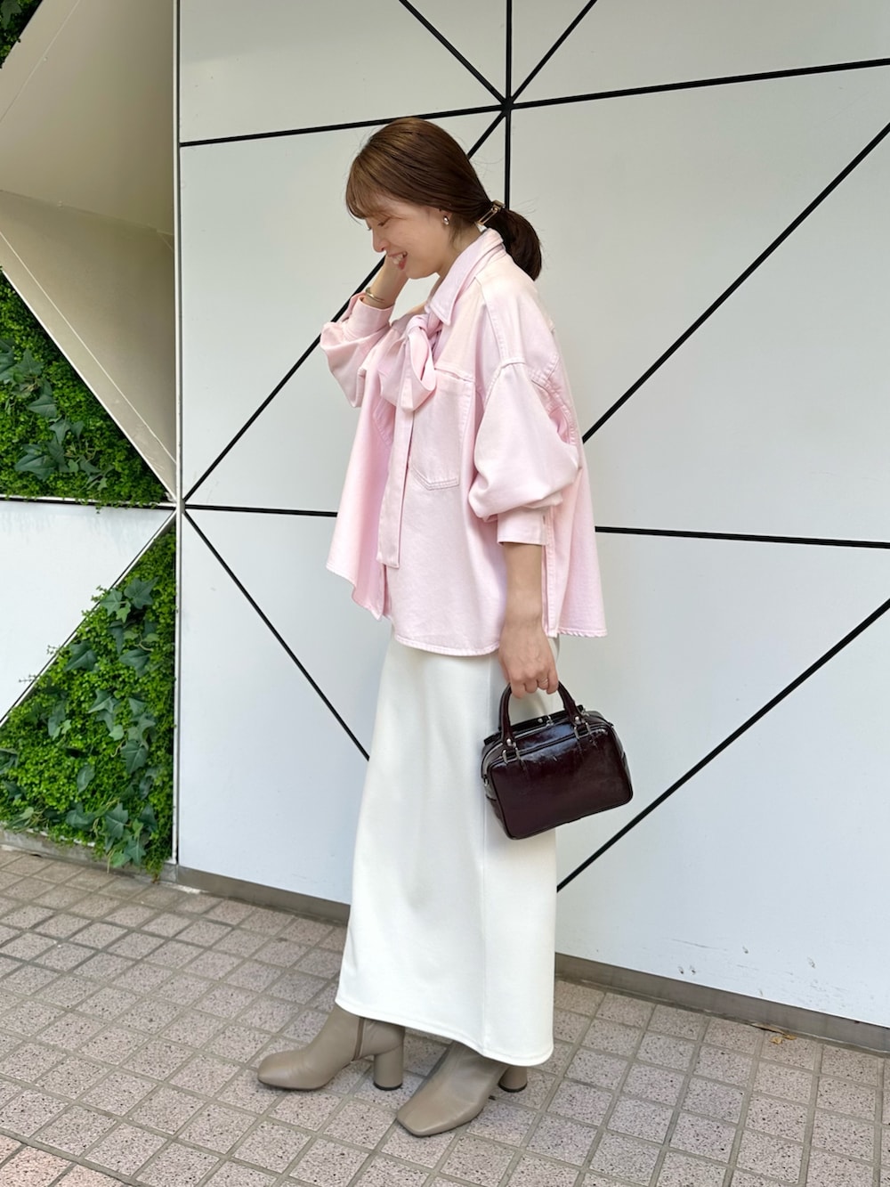 「デニム、カラーコーデ、きれいめカジュアル、シンプルコーデ、お出かけコーデ、おでかけコーデ、ママファッション、休日スタイル、30代コーデ、ボウタイ、タイトスカート、オトナカジュアル、秋コーデ、骨格ストレート、ウィムガゼット」|「Whim Gazetteのデニムボウタイシャツ(シャツ/ブラウス、ピンク系)」を使った、髙橋さん(レディース・158cm)の夏コーディネートの2枚目の写真
