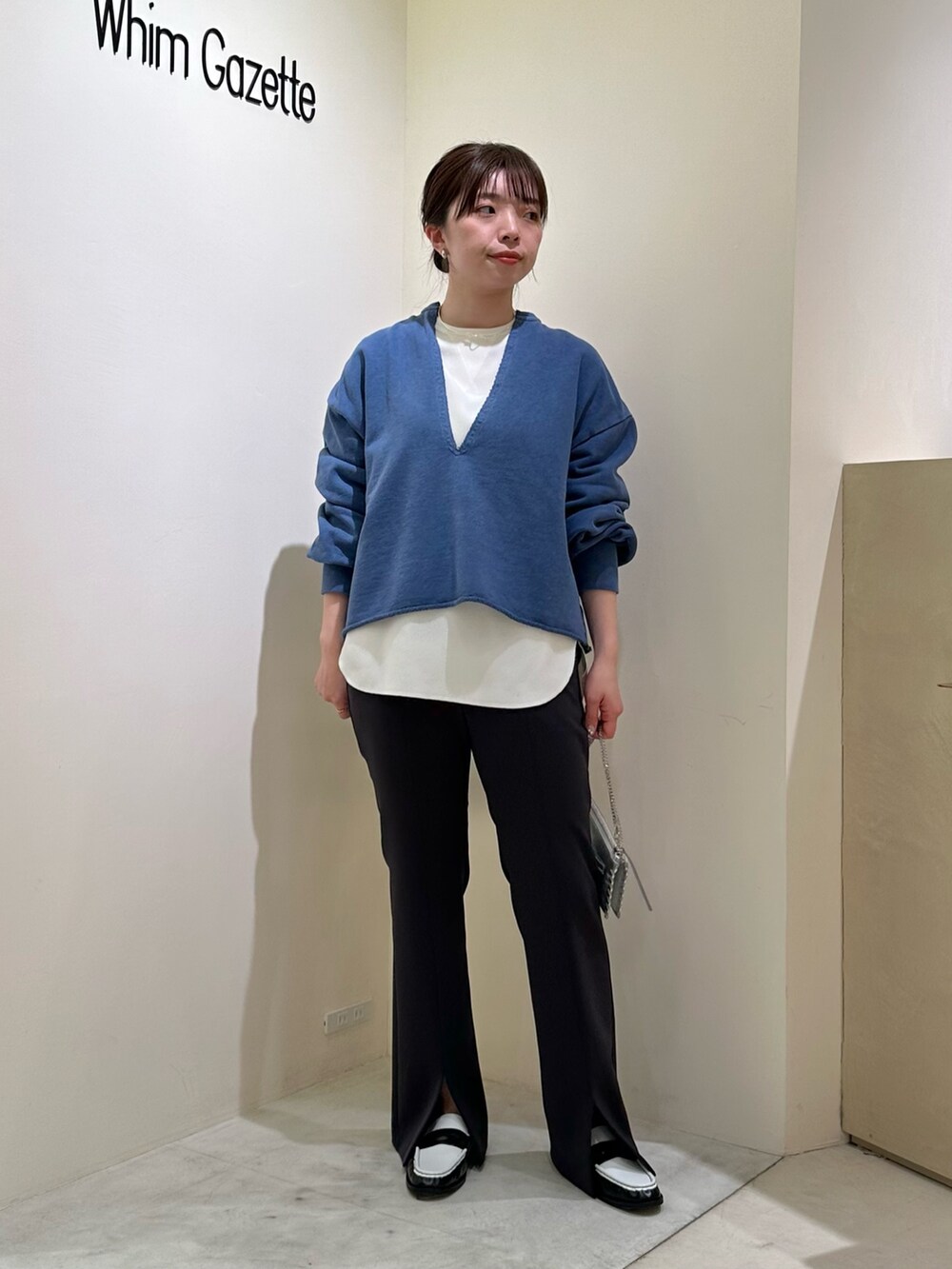 「春色、春先取り、大人ファッション、ラクチンコーデ、春、大人女子、きれいめコーデ、ゆるシルエット、春カラー、レイヤードスタイル、モノトーンコーデ、ショート丈トップス、春アウター、春コーデ、スウェット」｜「Whim GazetteのVガゼットプルオーバー（シャツ/ブラウス、ホワイト系）」を使った、髙橋さん（骨格ストレート・レディース・158cm）の冬コーディネートの3枚目の写真