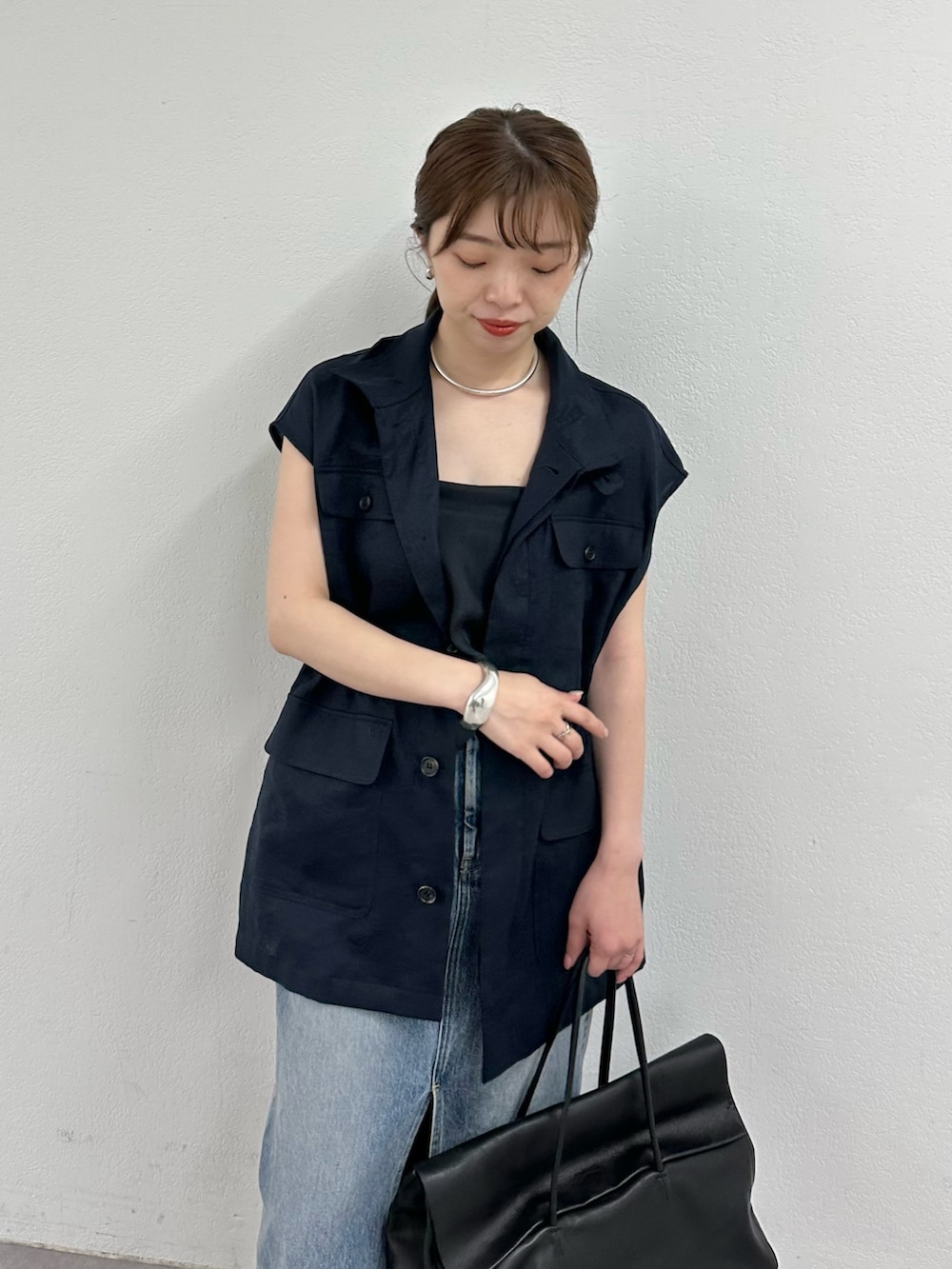 「大人カジュアル、モノトーン、春夏コーデ、シンプルコーデ、きれいめカジュアル、休日スタイル、デニム、大人女子、夏ファッション、カジュアルコーデ、ウィムガゼット、whimgazette、デニムスカート、ジレ、30代コーデ」|「Whim Gazetteのサテンキャミソール(キャミソール、ブラック系)」を使った、髙橋さん(レディース・158cm)の春コーディネートの5枚目の写真