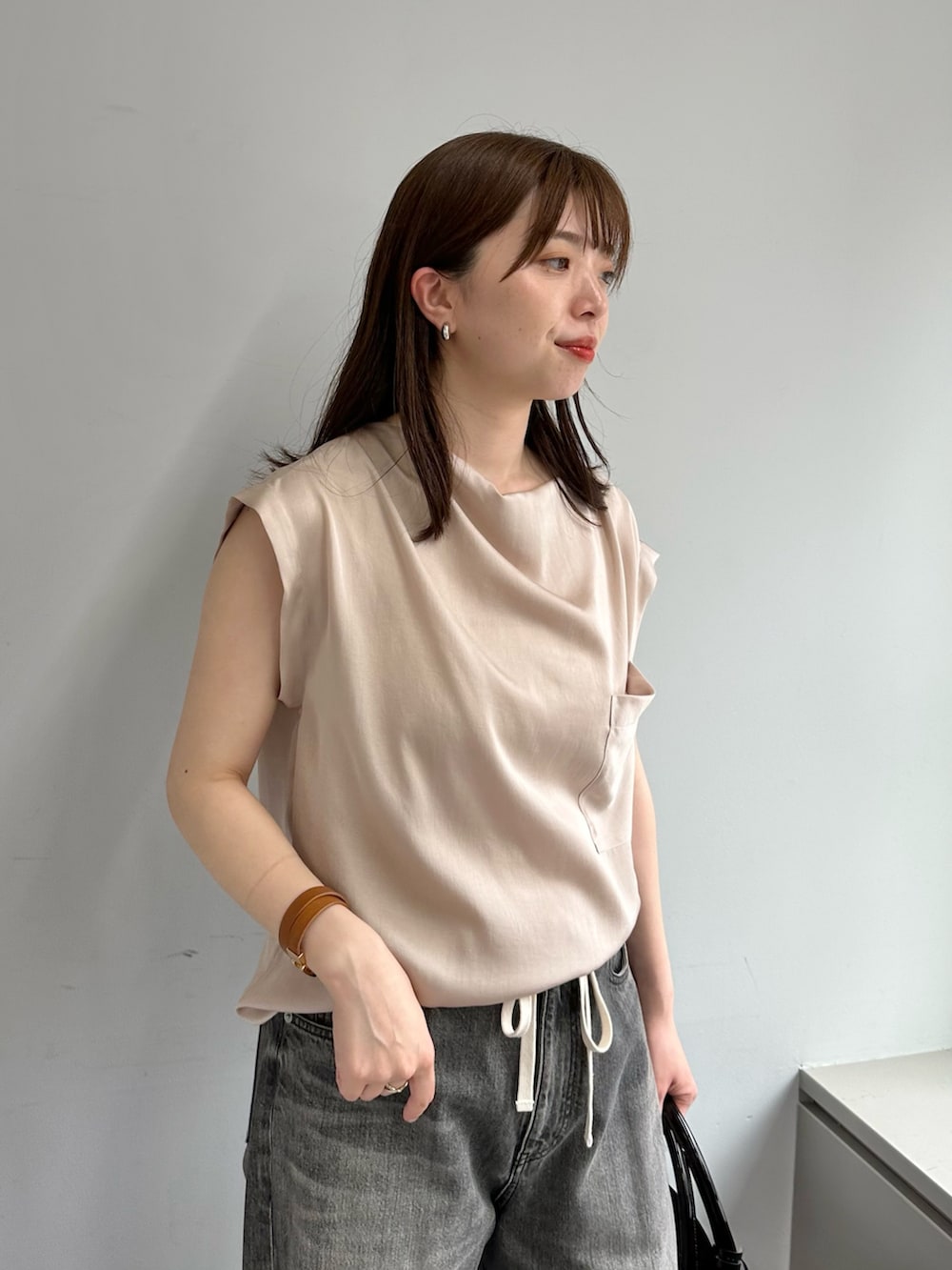 「サンダル、春夏コーデ、シンプルコーデ、休日スタイル、きれいめカジュアル、お出かけコーデ、おでかけコーデ、シンプルスタイル、デニム、デニムパンツ、ウィムガゼット、whimgazette、オトナカジュアル、ブラウス」｜「Whim Gazetteのドロストデニム（デニムパンツ、グレー系）」を使った、髙橋さん（レディース・158cm）の春コーディネートの5枚目の写真