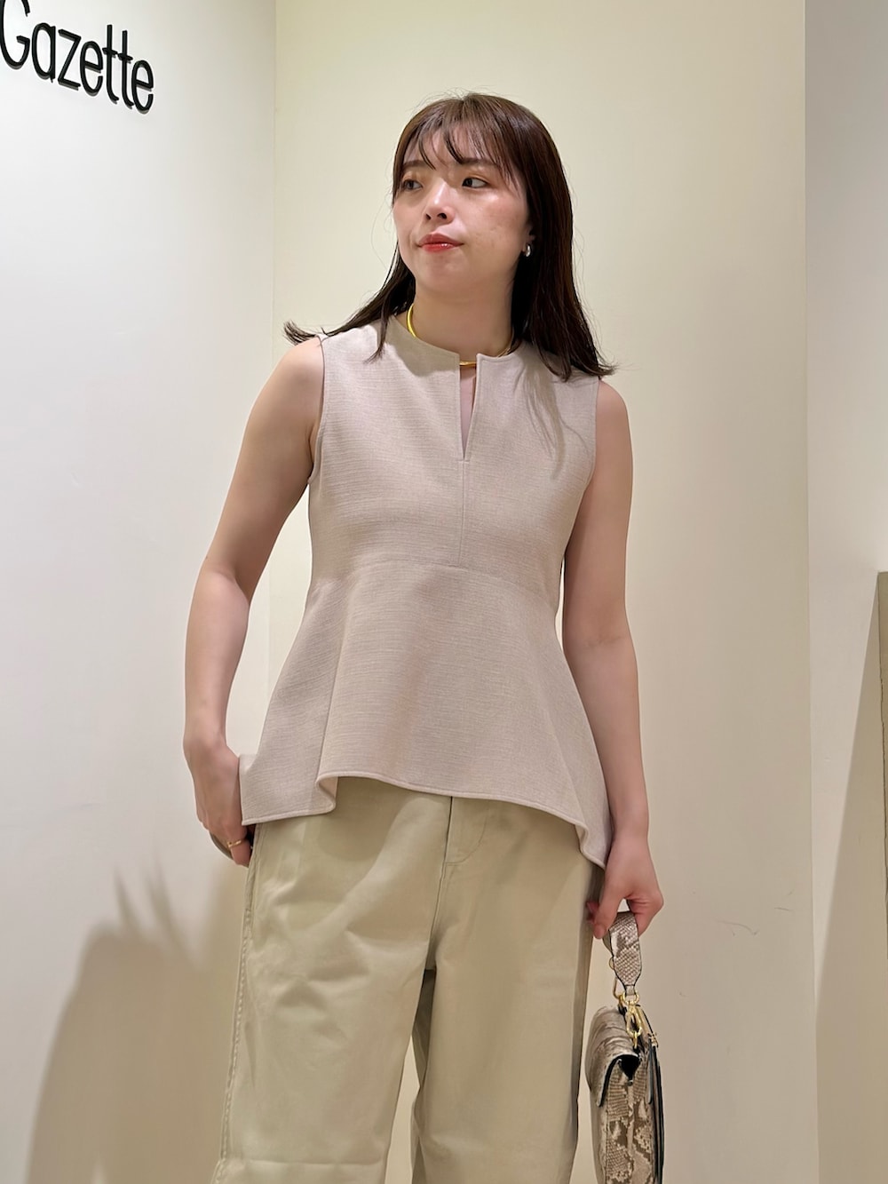 「大人カジュアル、春夏コーデ、淡色コーデ、シンプルコーデ、きれいめカジュアル、お出かけコーデ、大人カジュアルコーデ、チノパン、オトナカジュアル、ウィムガゼット、whimgazette、ぺプラムトップス、ワントーンコーデ、ノースリーブ」｜「Whim Gazetteのバイオ加工チノパンツ（チノパンツ、ベージュ系）」を使った、髙橋さん（レディース・158cm）の春コーディネートの5枚目の写真