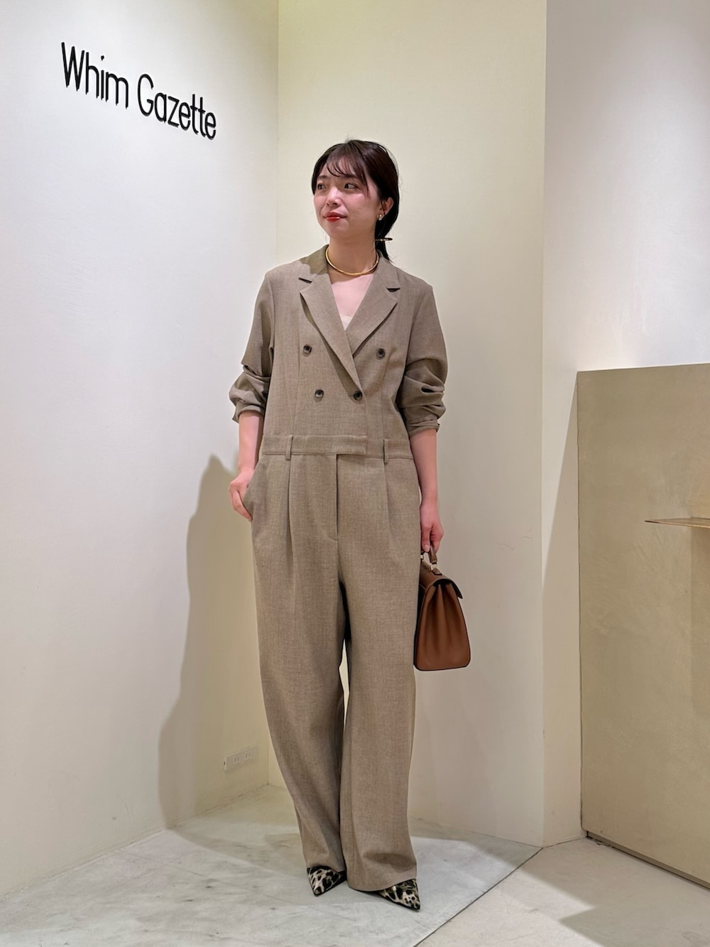 「パンツスタイル、オフィススタイル、シンプルスタイル、パンプス、ウィムガゼット、whimgazette、ジャンプスーツ、オールインワン、レオパード、入学式、春コーデ、春カラー、チョーカー、30代コーデ」｜「THE PAUSEの【THE PAUSE】テーラーカラージャンプスーツ（つなぎ/オールインワン、ベージュ系）」を使った、髙橋さん（レディース・158cm）の春コーディネートの6枚目の写真