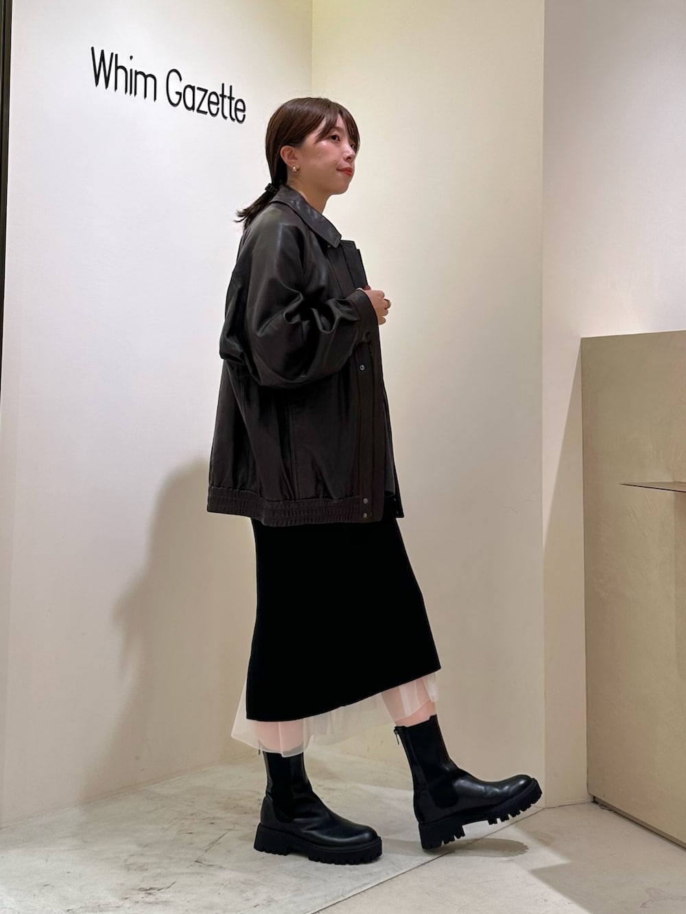 「レザー、秋服準備はじめました、きれいめカジュアル、お出かけコーデ、レイヤードスタイル、ニットベスト、ブーツ、秋コーデ、ブルゾン、タイトスカート、whimgazette、ウィムガゼット、ロゴT、オトナカジュアル、30代コーデ」|「Whim GazetteのリラックスロゴTシャツ(Tシャツ/カットソー、グレー系)」を使った、髙橋さん(レディース・158cm)の秋コーディネートの4枚目の写真