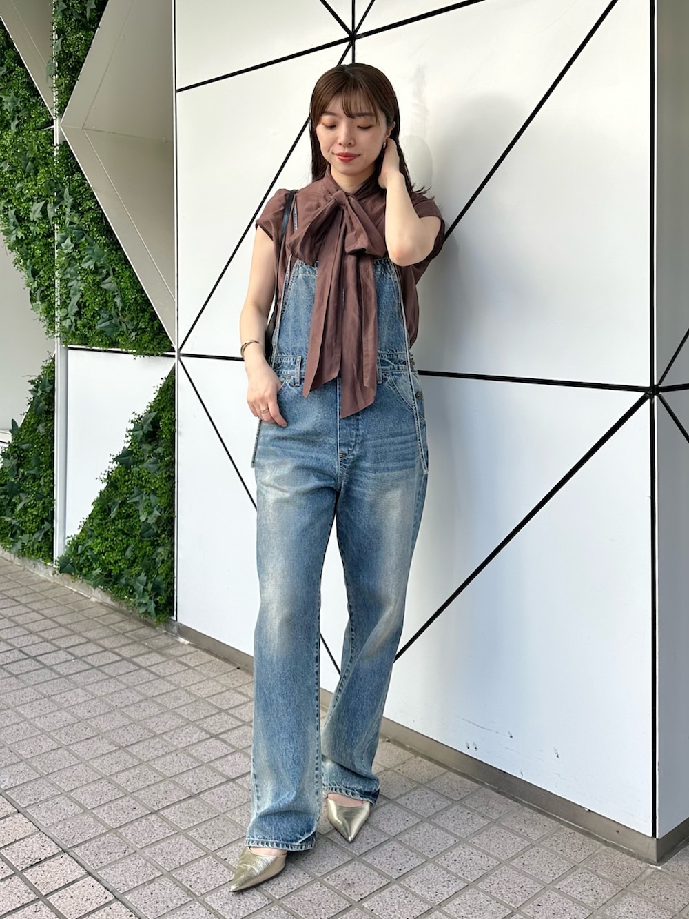 「きれいめカジュアル、休日スタイル、デニム、シアートップス、お出かけコーデ、夏コーデ、大人かわいい、キレイめカジュアル、サロペット、オールインワン、ウィムガゼット、whimgazette、オトナカジュアル、ブラウス、骨格ストレート」｜「Whim Gazetteのデニムオールインワン2（つなぎ/オールインワン、ブルー系）」を使った、髙橋さん（レディース・158cm）の春コーディネートの5枚目の写真