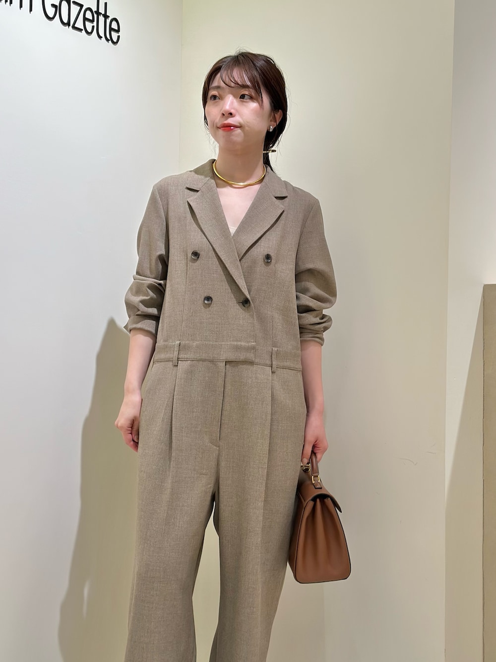 「パンツスタイル、オフィススタイル、シンプルスタイル、パンプス、ウィムガゼット、whimgazette、ジャンプスーツ、オールインワン、レオパード、入学式、春コーデ、春カラー、チョーカー、30代コーデ」｜「THE PAUSEの【THE PAUSE】テーラーカラージャンプスーツ（つなぎ/オールインワン、ベージュ系）」を使った、髙橋さん（レディース・158cm）の春コーディネートの5枚目の写真