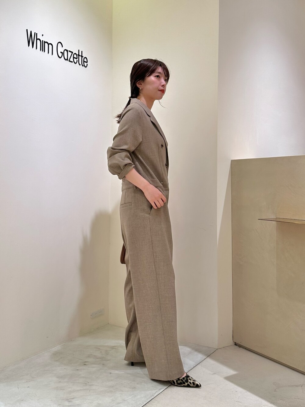 「パンツスタイル、オフィススタイル、シンプルスタイル、パンプス、ウィムガゼット、whimgazette、ジャンプスーツ、オールインワン、レオパード、入学式、春コーデ、春カラー、チョーカー、30代コーデ」｜「THE PAUSEの【THE PAUSE】テーラーカラージャンプスーツ（つなぎ/オールインワン、ベージュ系）」を使った、髙橋さん（レディース・158cm）の春コーディネートの4枚目の写真