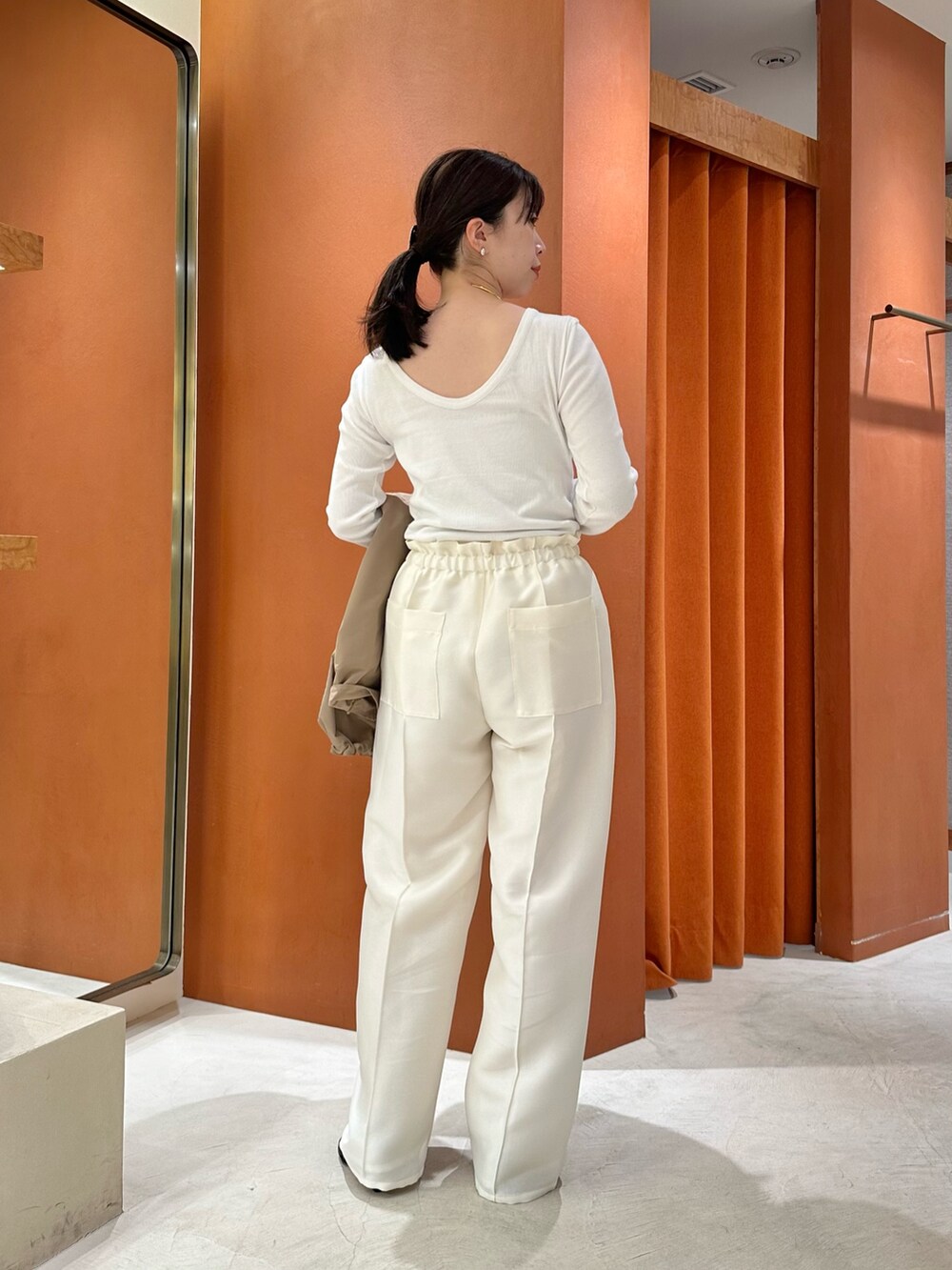 「ロンT、春服、春カラー、大人女子、おでかけコーデ、きれいめコーディネート、春夏コーデ、骨格ストレート、ウィムガゼット、whimgazette、ホワイト、ホワイトコーデ、ホワイトパンツ、ブルゾン、レオパード」｜「Whim Gazetteのフーディーブルゾン（ブルゾン、ベージュ系）」を使った、髙橋さん（骨格ストレート・レディース・158cm）の春コーディネートの5枚目の写真