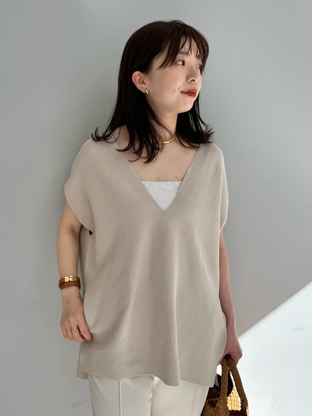 「おでかけコーデ、春、レディースファッション、キレイめカジュアル、トートバッグ、淡色コーデ、30代コーデ、ウィムガゼット、whimgazette、きれいめカジュアル、キレイめ、春コーデ、春ニット、ワントーンコーデ」｜「Whim Gazetteの【NAGHEDI】St Barths M Tote（トートバッグ、イエロー系）」を使った、髙橋さん（骨格ストレート・レディース・158cm）の春コーディネートの4枚目の写真