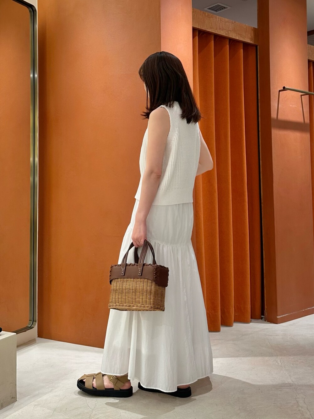 「大人カジュアル、休日スタイル、デートコーデ、お出かけコーデ、春夏コーデ、シンプルコーデ、オトナカワイイ、ウィムガゼット、whimgazette、ホワイト、ホワイトコーデ、フレアスカート、サンダル、30代コーデ」｜「Whim Gazetteのヴィンテージタフタスカート（スカート、ホワイト系）」を使った、髙橋さん（レディース・158cm）の春コーディネートの2枚目の写真