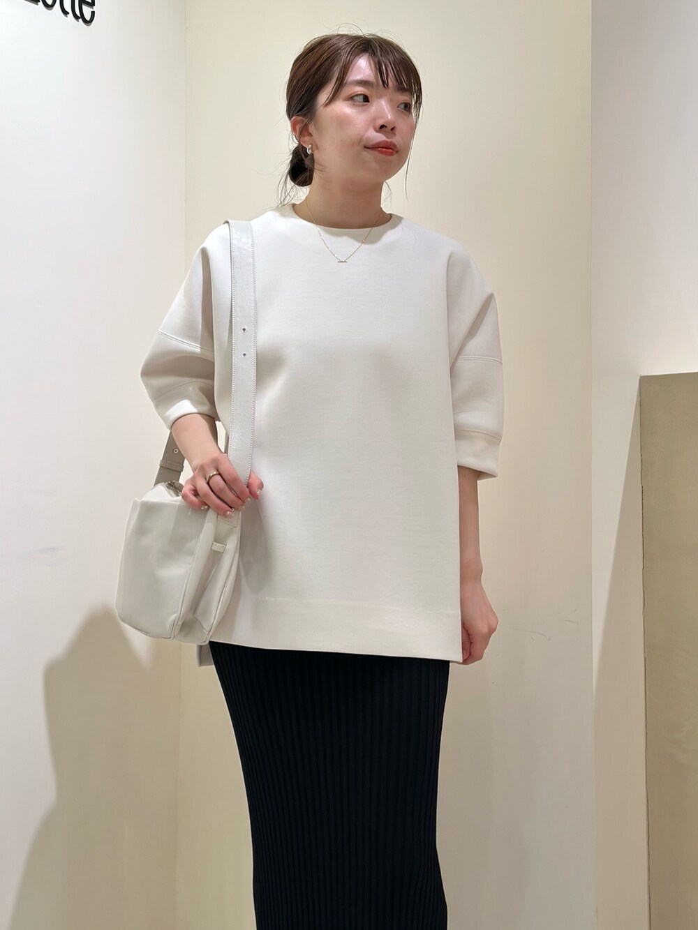「大人カジュアル、お出かけコーデ、ショルダーバッグ、春夏コーデ、シンプルコーデ、オトナカジュアル、シンプルスタイル、30代コーデ、雨の日コーデ、グルカサンダル、ママコーデ、ウィムガゼット、whimgazette、タイトスカート」｜「Whim Gazetteの半袖ダンボールプルオーバー（Tシャツ/カットソー、ホワイト系）」を使った、髙橋さん（レディース・158cm）の春コーディネートの6枚目の写真