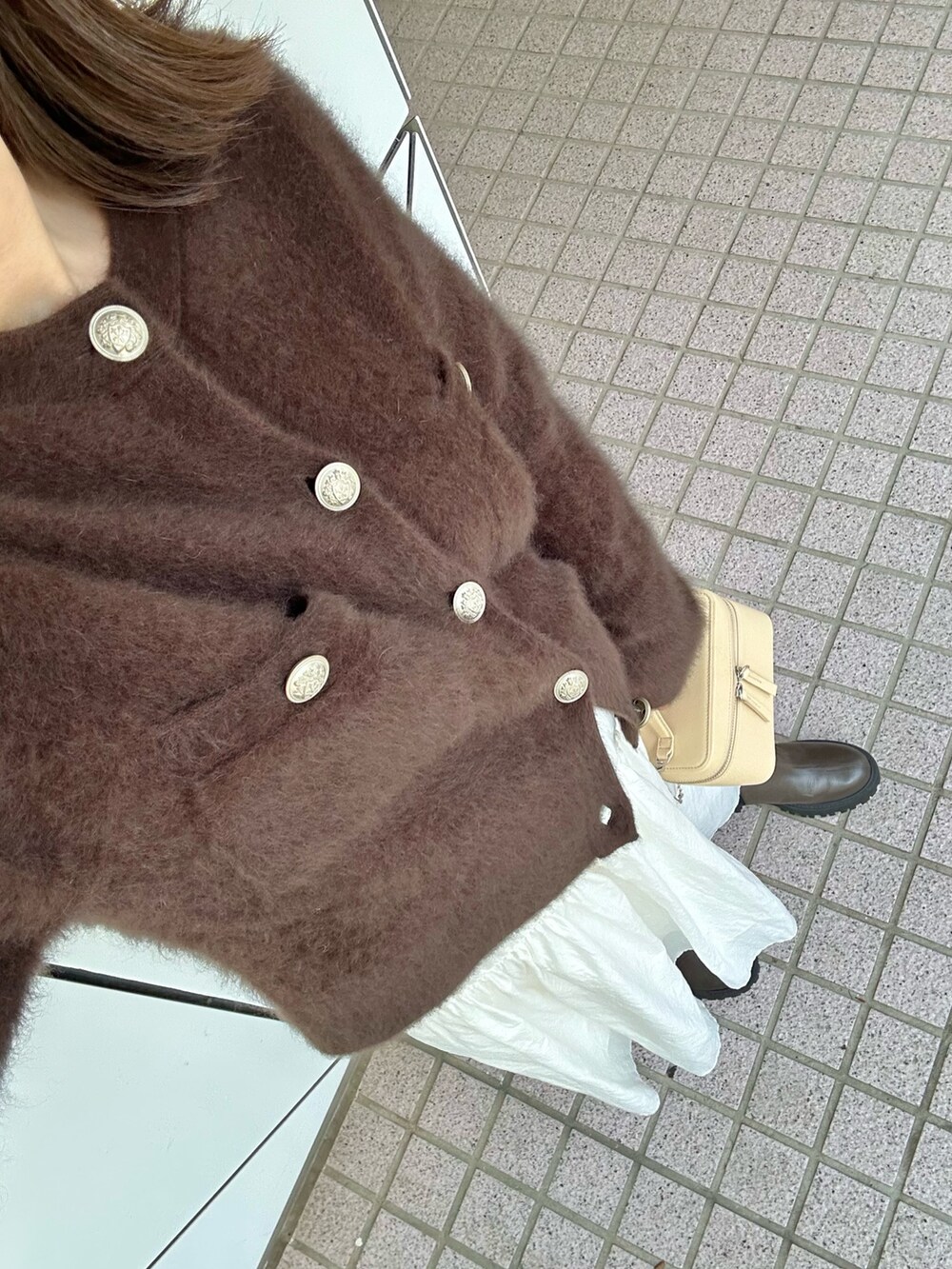 「デートコーデ、休日スタイル、ブラウン、きれいめカジュアル、お出かけコーデ、大人かわいい、骨格ストレート、ママファッション、秋コーデ、秋服準備はじめました、ニット、ジャケット、ブーツ、ウィムガゼット、whimgazette」｜「Whim Gazetteのファーボタンジャケット（カーディガン/ボレロ、ブラウン系）」を使った、髙橋さん（レディース・158cm）の夏コーディネートの7枚目の写真