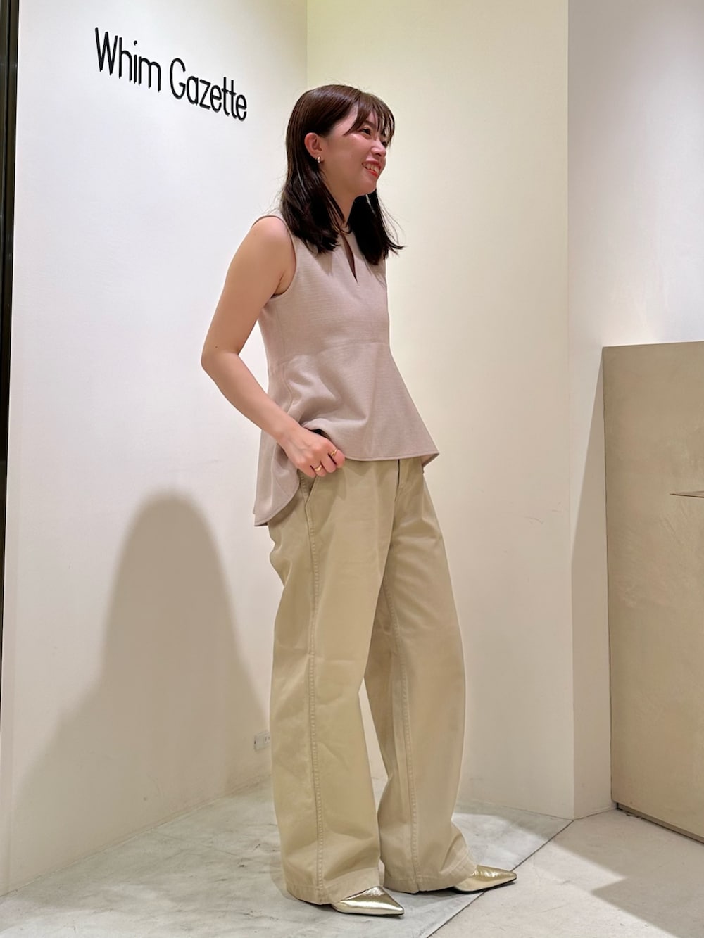「大人カジュアル、春夏コーデ、淡色コーデ、シンプルコーデ、きれいめカジュアル、お出かけコーデ、大人カジュアルコーデ、チノパン、オトナカジュアル、ウィムガゼット、whimgazette、ぺプラムトップス、ワントーンコーデ、ノースリーブ」｜「Whim Gazetteのバイオ加工チノパンツ（チノパンツ、ベージュ系）」を使った、髙橋さん（レディース・158cm）の春コーディネートの4枚目の写真