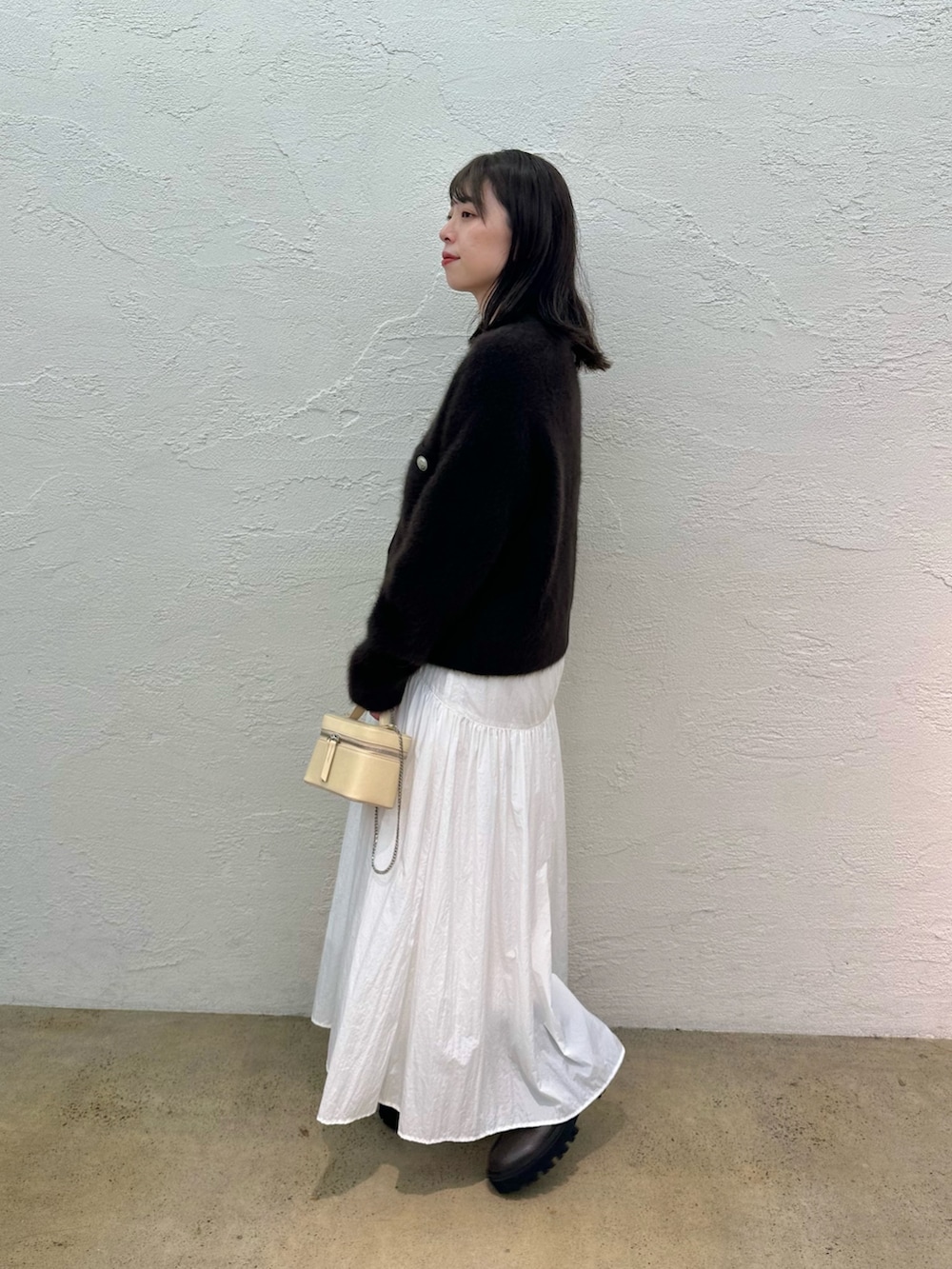 「デートコーデ、休日スタイル、ブラウン、きれいめカジュアル、お出かけコーデ、大人かわいい、骨格ストレート、ママファッション、秋コーデ、秋服準備はじめました、ニット、ジャケット、ブーツ、ウィムガゼット、whimgazette」｜「Whim Gazetteのファーボタンジャケット（カーディガン/ボレロ、ブラウン系）」を使った、髙橋さん（レディース・158cm）の夏コーディネートの2枚目の写真