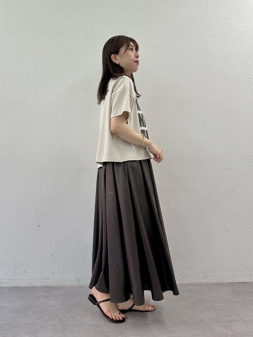 「サンダル、夏コーデ、きれいめカジュアル、お出かけコーデ、トートバッグ、夏服コーデ、ラクチンコーデ、夏ファッション、おでかけコーデ、キレイめカジュアル、ロゴT、フレアスカート、ウィムガゼット、whimgazette、オトナカジュアル」｜「Whim GazetteのNO THANKS ロゴTシャツ（Tシャツ/カットソー、ベージュ系）」を使った、髙橋さん（レディース・158cm）の夏コーディネートの2枚目の写真