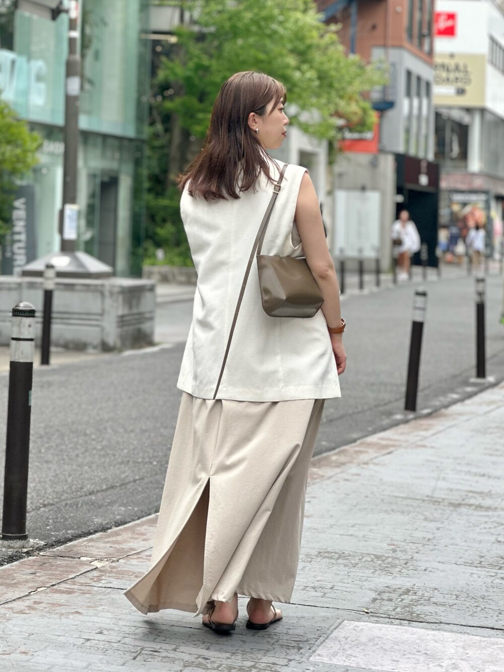 「サンダル、きれいめカジュアル、休日スタイル、お出かけコーデ、淡色コーデ、大人カジュアルコーデ、春夏コーデ、30代コーデ、ママファッション、ワンピース、ジレ、ワントーンコーデ、ノースリーブ、ウィムガゼット、whimgazette」｜「Whim Gazetteのカットフレアワンピース（ワンピース、ベージュ系）」を使った、髙橋さん（レディース・158cm）の春コーディネートの3枚目の写真