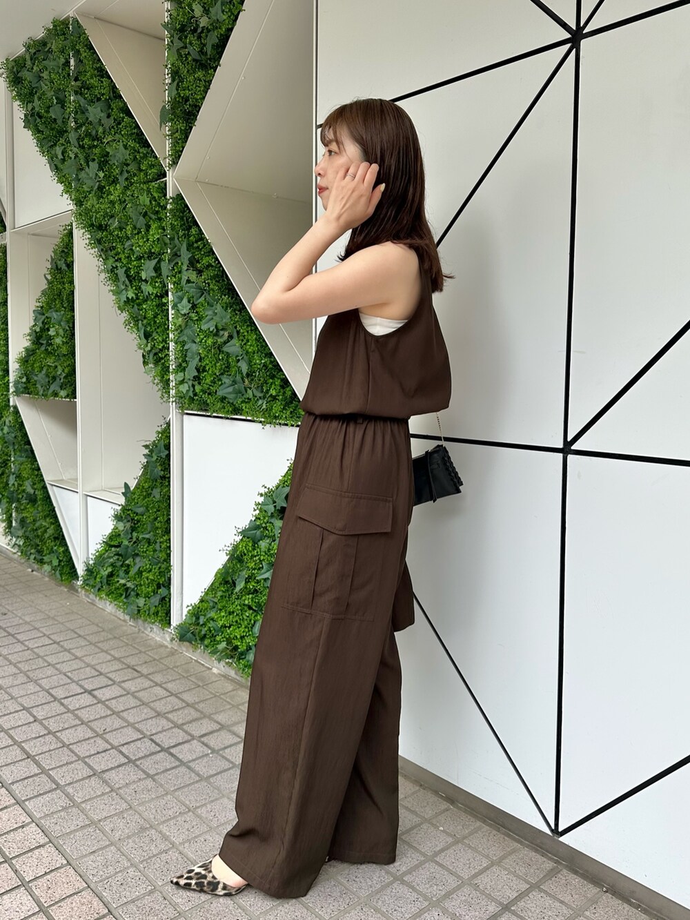 「お出かけコーデ、モノトーン、きれいめカジュアル、夏服コーデ、大人コーデ、キレイめカジュアル、オフィススタイル、ジャケット、オールインワン、セットアップ、レオパード、ウィムガゼット、whimgazette、オトナカジュアル、ブラウンコーデ」|「Whim Gazetteのオックスオールインワン(つなぎ/オールインワン、ブラウン系)」を使った、髙橋さん(レディース・158cm)の春コーディネートの6枚目の写真