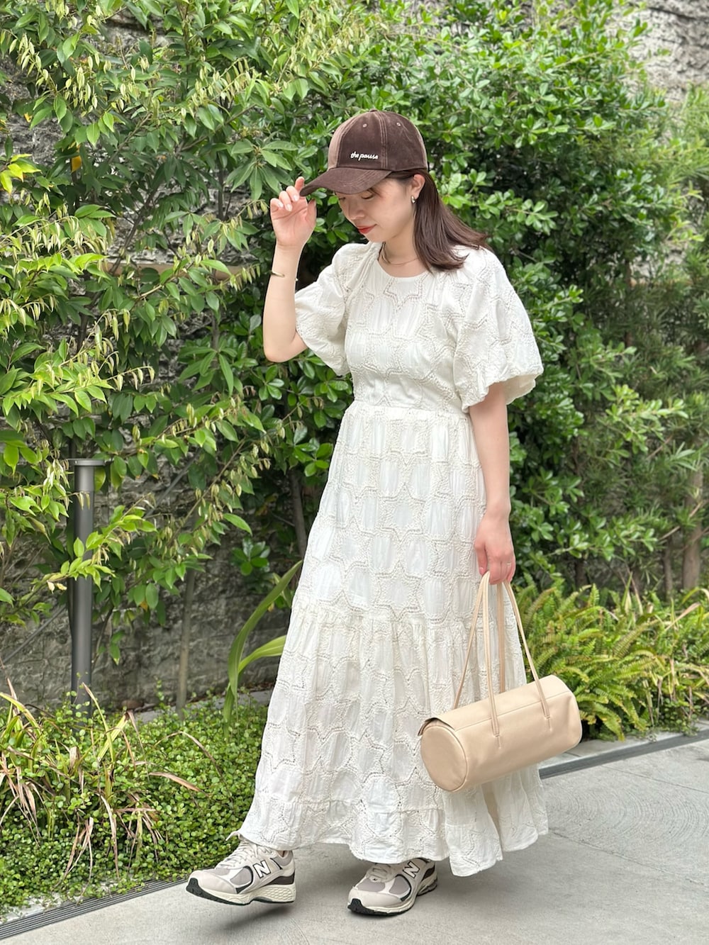 「大人カジュアル、春夏コーデ、キャップ、淡色コーデ、ワンピース、休日スタイル、スニーカー、お出かけコーデ、大人女子、キレイめカジュアル、30代コーデ、ワンピーススタイル、ママコーデ、ウィムガゼット、whimgazette」｜「Whim Gazetteの【Hoaw.】横長シリンダーバッグ（ハンドバッグ、ベージュ系）」を使った、髙橋さん（レディース・158cm）の春コーディネートの2枚目の写真