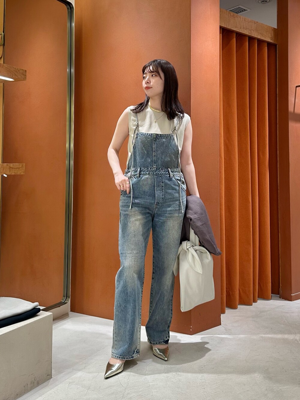 「春めき満開コーデ、春色、休日スタイル、お出かけコーデ、大人カジュアル、シンプルスタイル、ママファッション、キレイめ、ベージュ、おでかけコーデ、シアー、オールインワン、デニムコーデ、ジャケット、ジャケットスタイル」｜「Whim Gazetteのラミーダブルジャケット（テーラードジャケット、グレー系）」を使った、髙橋さん（骨格ストレート・レディース・158cm）の春コーディネートの6枚目の写真