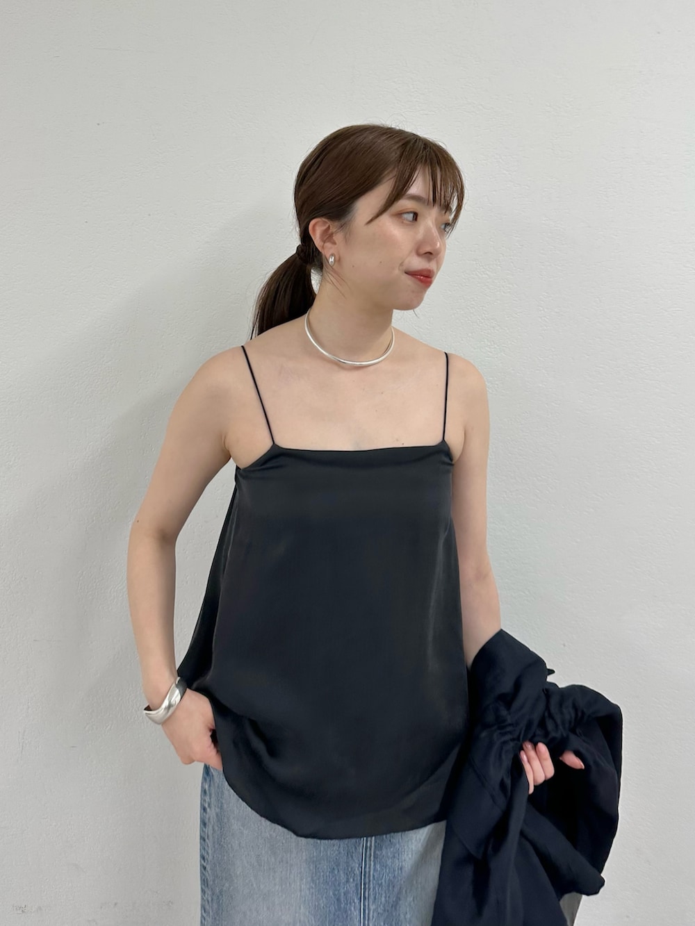「大人カジュアル、モノトーン、春夏コーデ、シンプルコーデ、きれいめカジュアル、休日スタイル、デニム、大人女子、夏ファッション、カジュアルコーデ、ウィムガゼット、whimgazette、デニムスカート、ジレ、30代コーデ」|「Whim Gazetteのサテンキャミソール(キャミソール、ブラック系)」を使った、髙橋さん(レディース・158cm)の春コーディネートの6枚目の写真