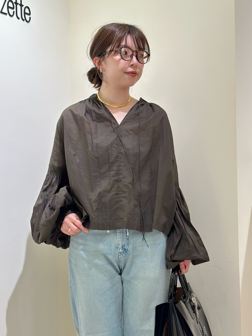 「春色、春めき満開コーデ、トートバッグ、春コーデ、大人カジュアル、メガネ女子、休日スタイル、お出かけコーデ、シアートップス、春服コーデ、お花見コーデ、オトナ女子、ウィムガゼット、whimgazette、きれいめカジュアル」｜「Whim Gazetteの【Hoaw.】チョーカー（チョーカー、ゴールド系）」を使った、髙橋さん（レディース・158cm）の春コーディネートの6枚目の写真