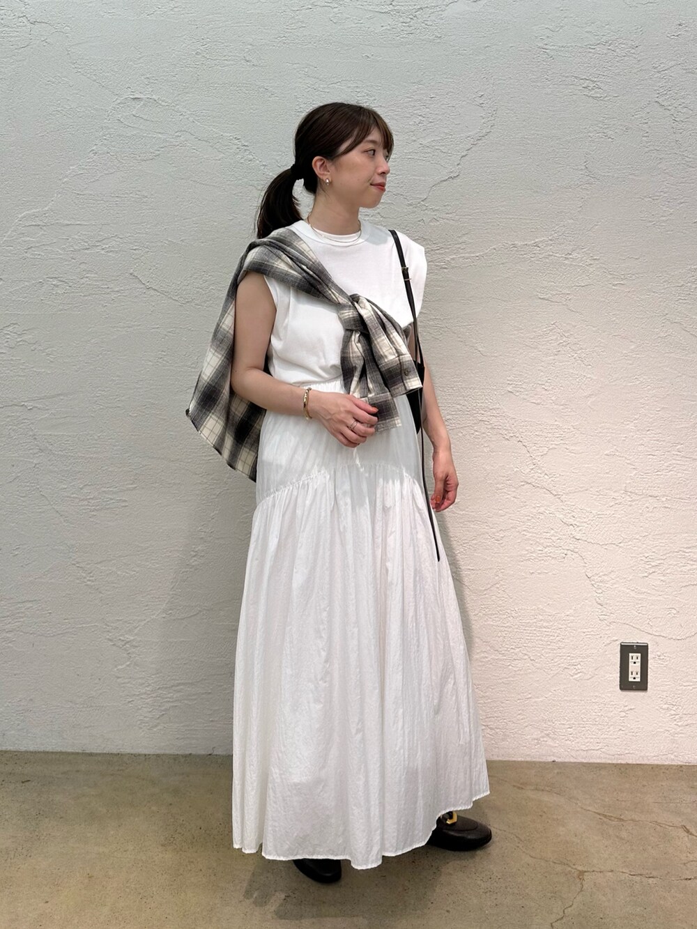 「ノースリーブ、お出かけコーデ、ロングスカート、休日スタイル、きれいめカジュアル、オトナカジュアル、秋服準備はじめました、シャツスタイル、シンプルスタイル、ローファー、チェックシャツ、フレアスカート、ウィムガゼット、whimgazette、ママコーデ」｜「Whim Gazetteのシャギーチェックシャツ（シャツ/ブラウス、ベージュ系）」を使った、髙橋さん（レディース・158cm）の夏コーディネートの6枚目の写真