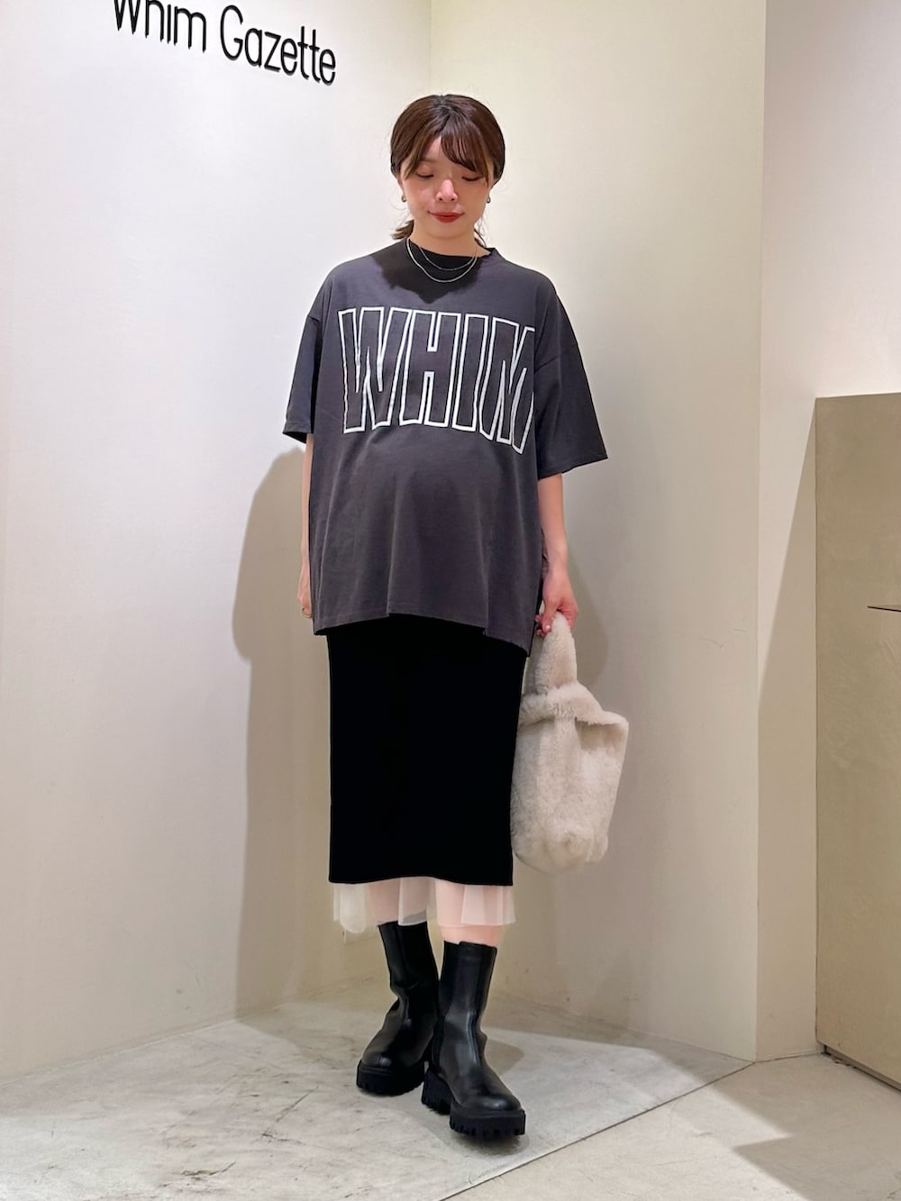 「レザー、秋服準備はじめました、きれいめカジュアル、お出かけコーデ、レイヤードスタイル、ニットベスト、ブーツ、秋コーデ、ブルゾン、タイトスカート、whimgazette、ウィムガゼット、ロゴT、オトナカジュアル、30代コーデ」|「Whim GazetteのリラックスロゴTシャツ(Tシャツ/カットソー、グレー系)」を使った、髙橋さん(レディース・158cm)の秋コーディネートの6枚目の写真