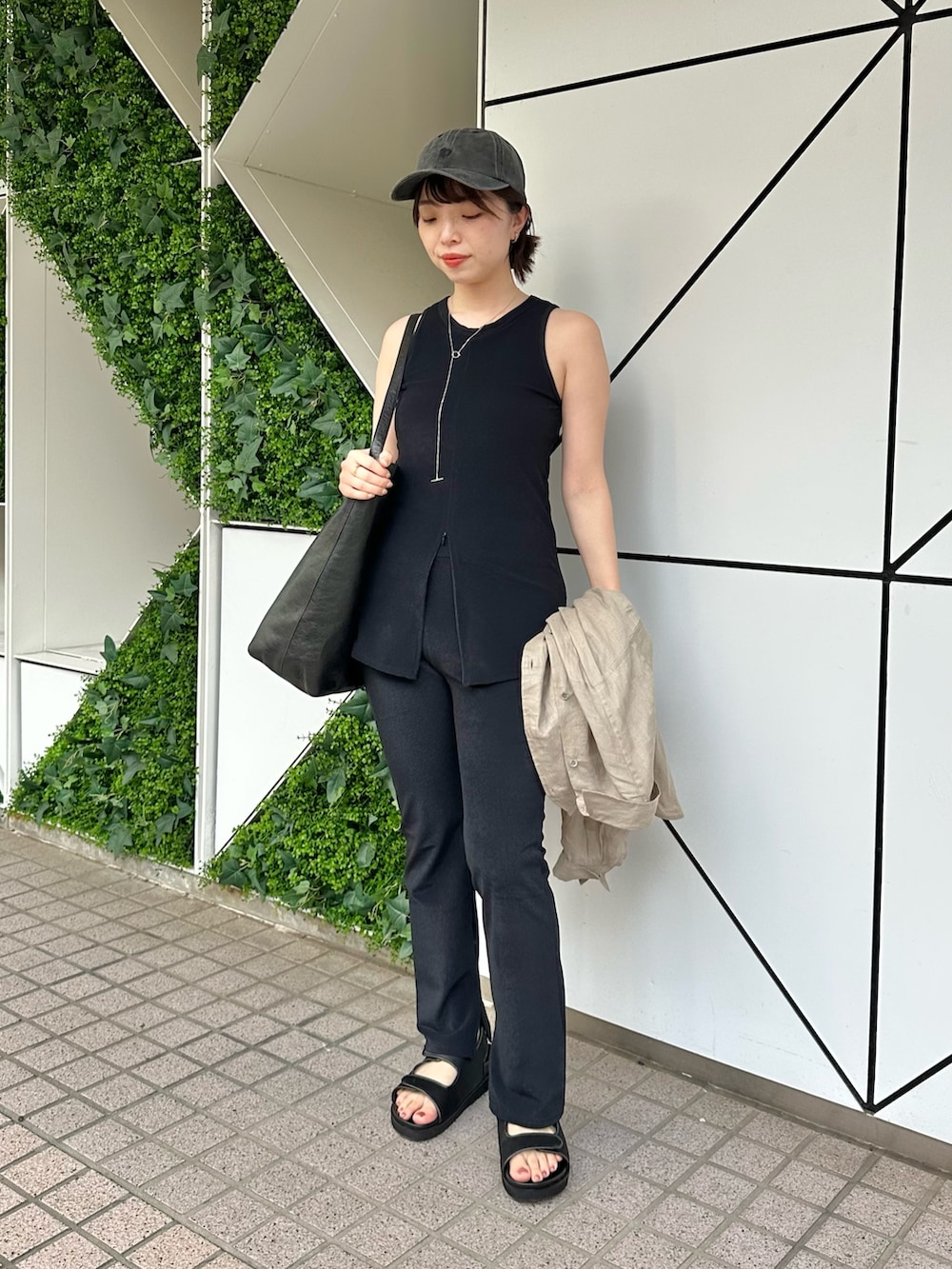 「休日スタイル、お出かけコーデ、大人カジュアル、アウトドアスタイル、カジュアルスタイル、おでかけコーデ、ウィムガゼット、whimgazette、リネン、スイムウェア、水着、オトナカジュアル、30代コーデ、ママコーデ」|「Whim Gazetteの<水着>パイルスリットパンツ(水着、ブラック系)」を使った、髙橋さん(レディース・158cm)の春コーディネートの6枚目の写真