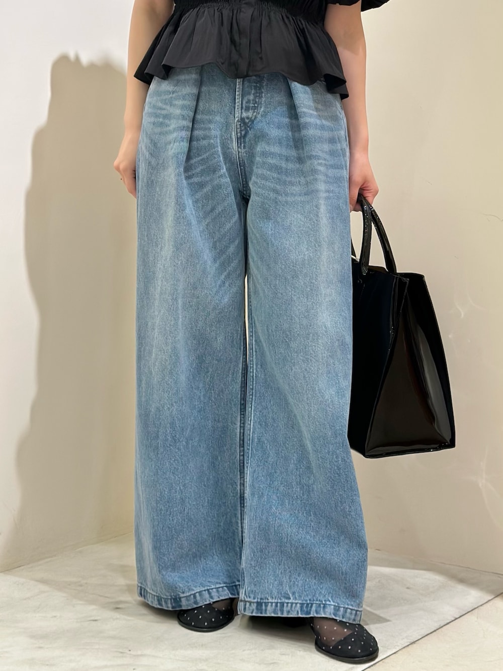 「春コーデ、春めき満開コーデ、春服コーデ、おでかけコーデ、大人ファッション、お花見コーデ、大人ガーリー、大人かわいい、ウィムガゼット、whimgazette、デニム、デニムパンツ、デニムコーデ、ブラウス、パフスリーブ」｜「THE PAUSEの【THE PAUSE】パフスリーブブラウス（シャツ/ブラウス、ブラック系）」を使った、髙橋さん（骨格ストレート・レディース・158cm）の春コーディネートの7枚目の写真